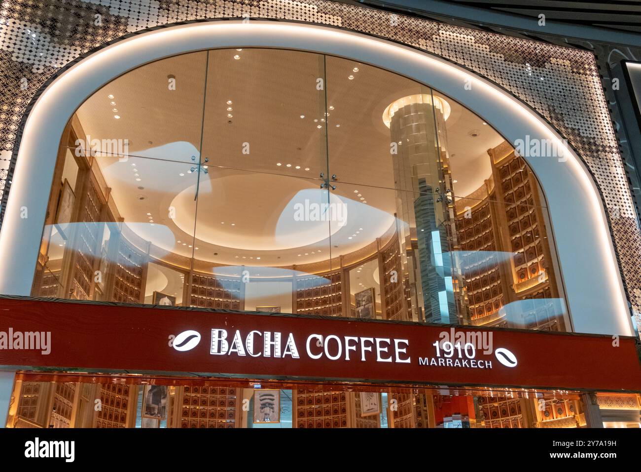 Singapur - 10. März 2024: Bacha Coffee Shop am Flughafen Changi. Sie wurde 1910 in Marrakesch gegründet, mit verschiedenen Arabica-Kaffeebohnen aus d Stockfoto