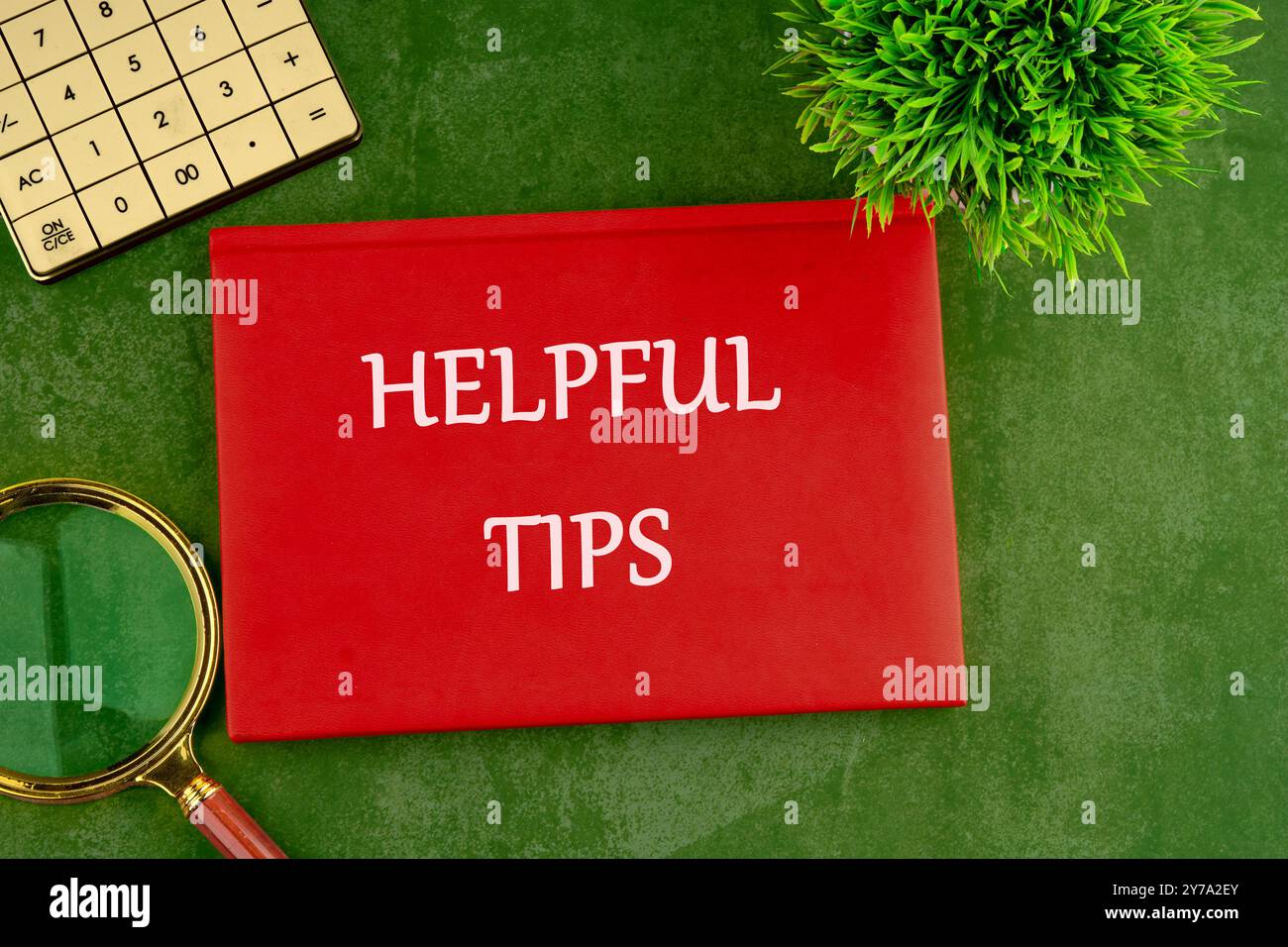 Hilfreiche Tipps Worte im roten Buch, Geschäft auf grünem gesättigtem Hintergrund Stockfoto