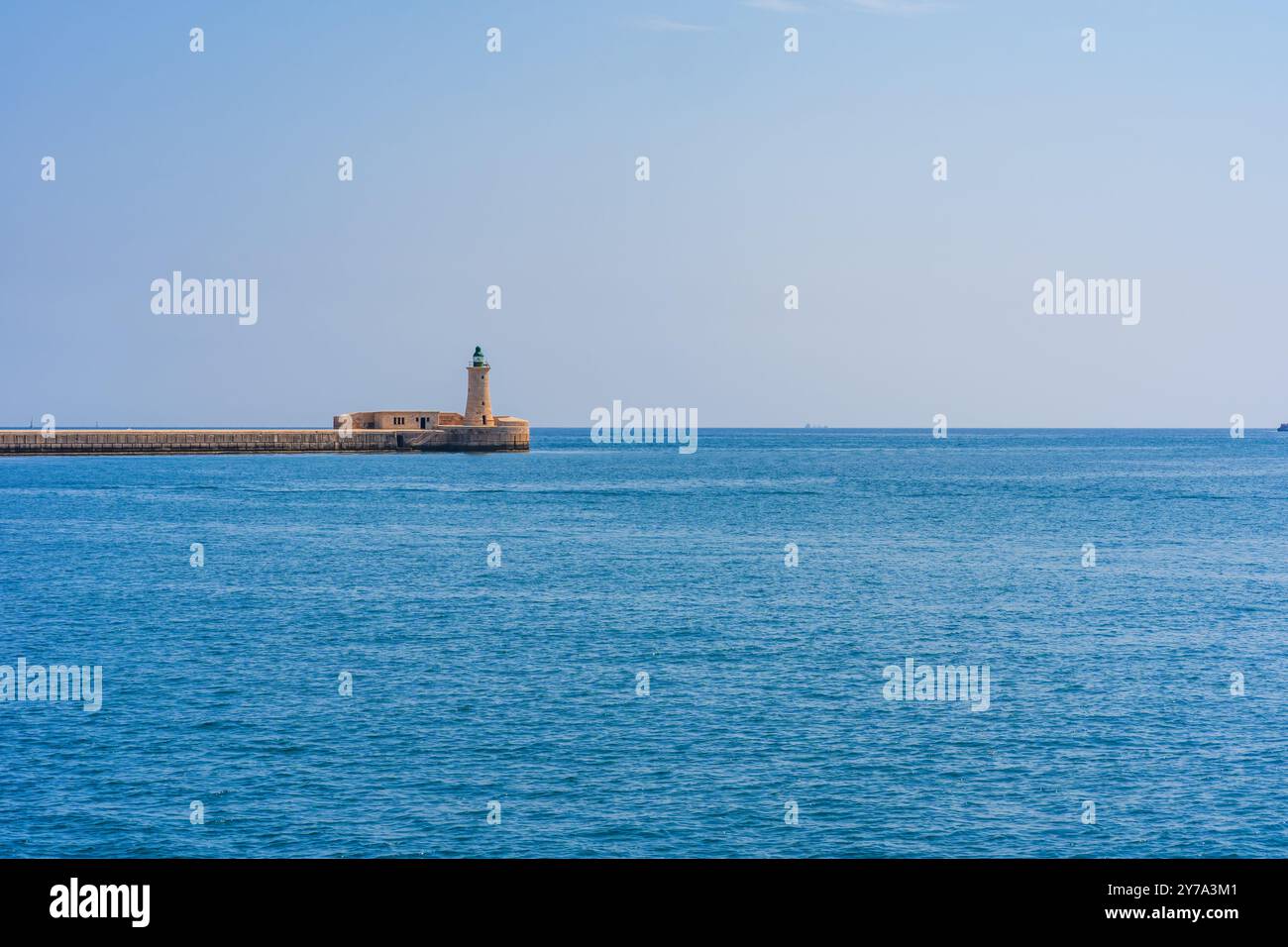 Leuchtturm am St. Elmo-Wellenbrecher in Valletta Grand Harbour, Malta. Stockfoto