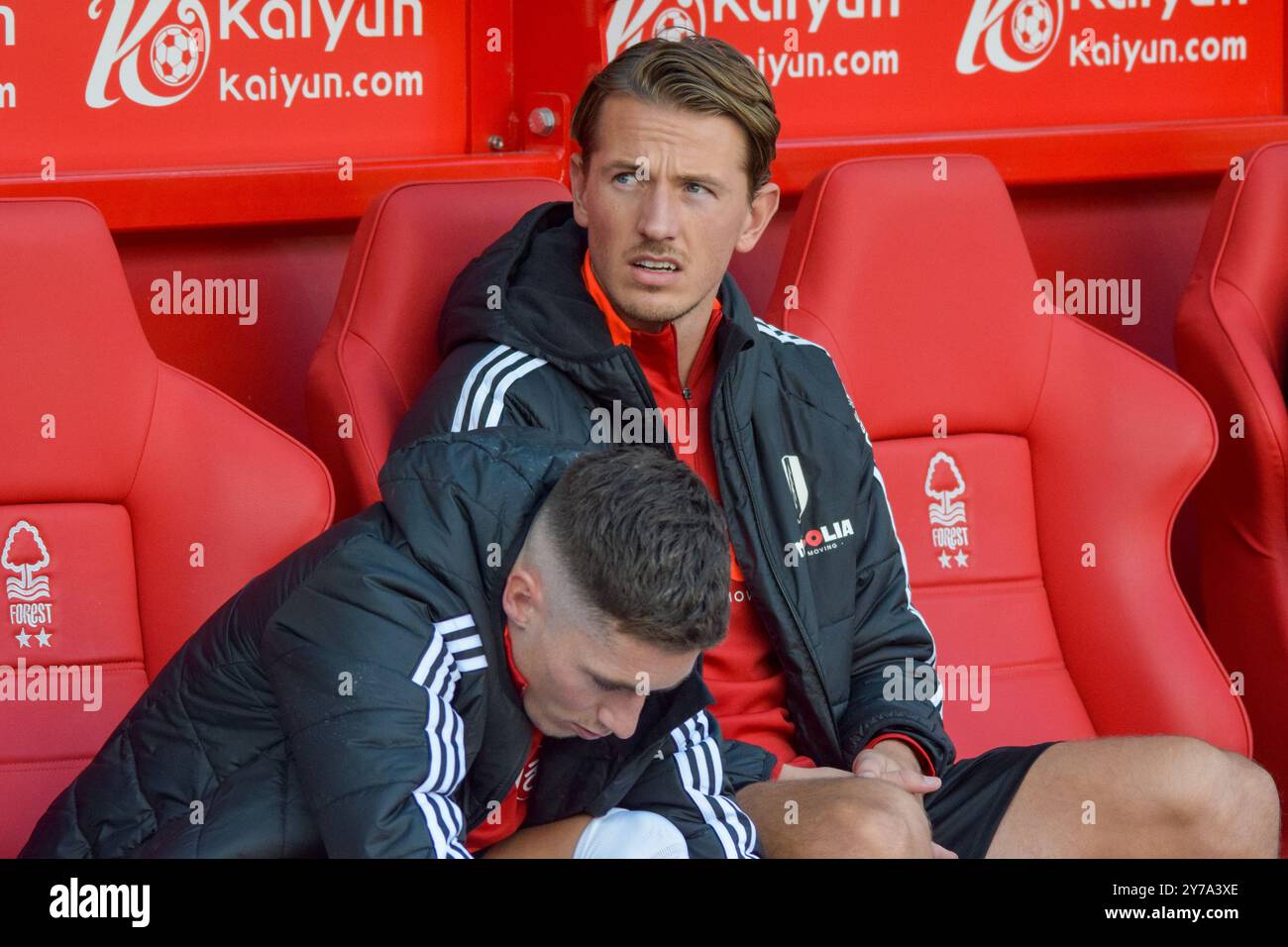 Nottingham, Großbritannien. September 2024. Fulham Mittelfeldspieler Sander Berge (16) auf der Ersatzbank während des Spiels Nottingham Forest FC gegen Fulham FC English Premier League am 28. September 2024 im City Ground, Nottingham, England, Vereinigtes Königreich Credit: Every Second Media/Alamy Live News Stockfoto