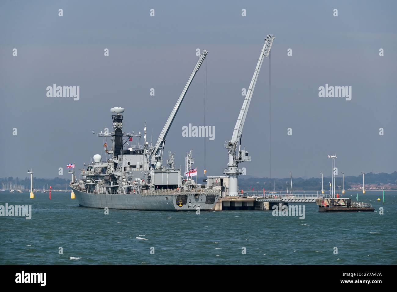 Die Frigate HMS Portland im Hafen von Portsmouth nimmt die Bewaffnung an Bord. Bei Unfällen mitten im Wasser. September 2024 Stockfoto