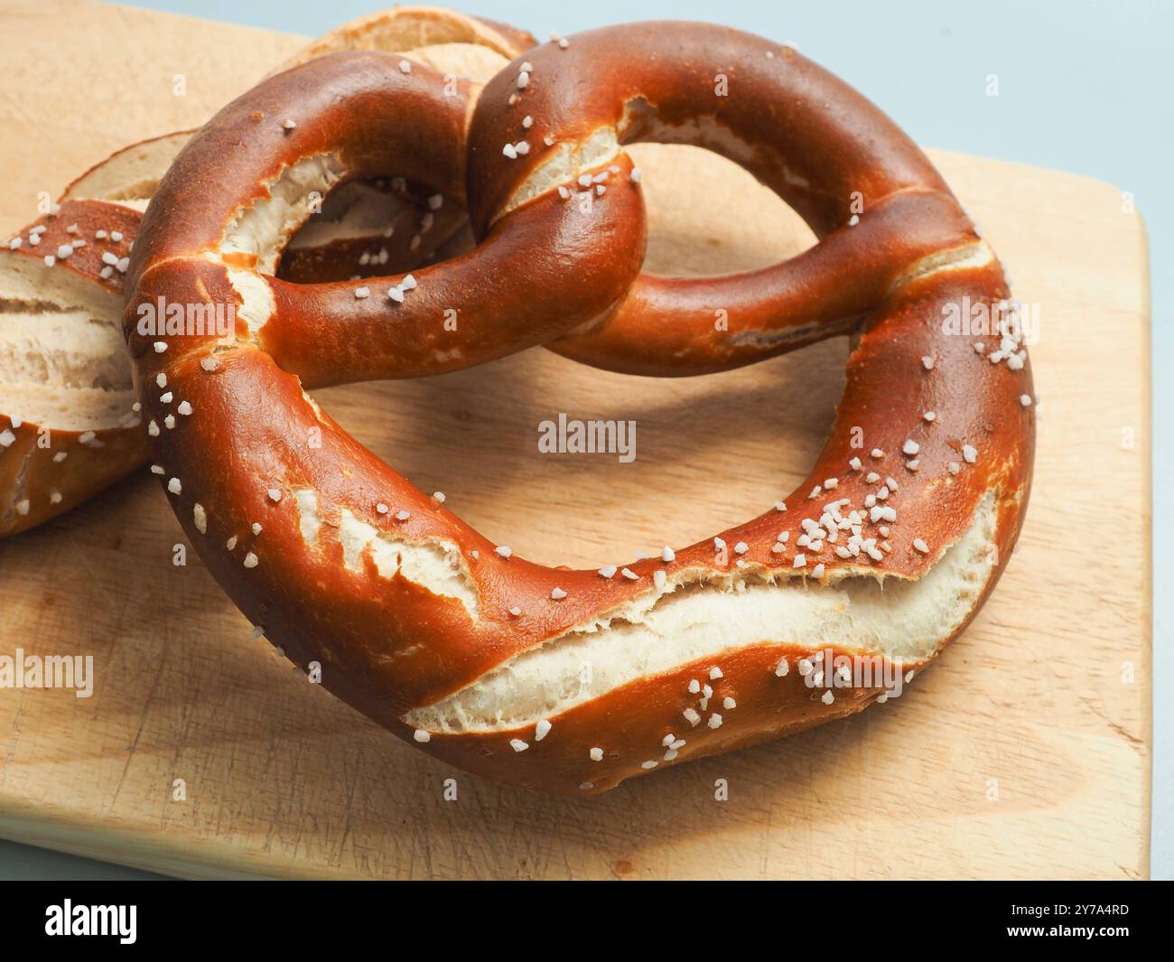 Leckere bayerische Brezel auf Holzbrett, traditionelle deutsche Küche, Oktoberfest-Konzept Stockfoto