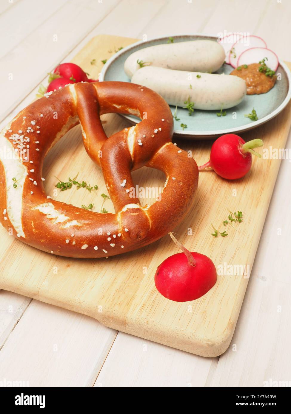 Bayerische Kalbswurst mit süßem Senf und Brezel auf Holzbrett, Oktoberfest oder traditionelle bayerische Küche Stockfoto