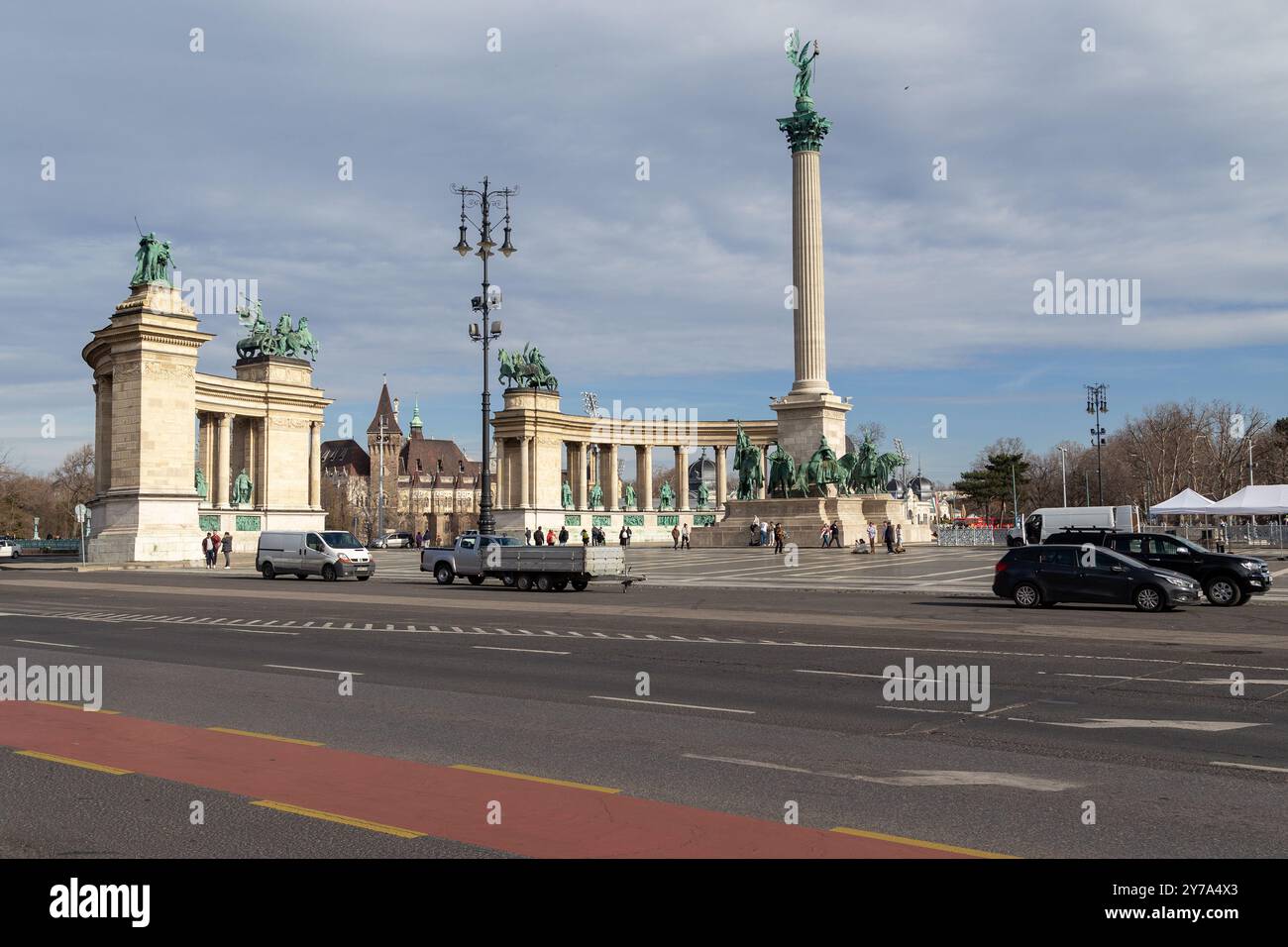 BUDAPEST, UNGARN - 13. MÄRZ 2023: Dies ist der Heldenplatz mit dem Millenniums-Denkmal und halbrunden Kolonnaden, die ihn umgeben. Stockfoto