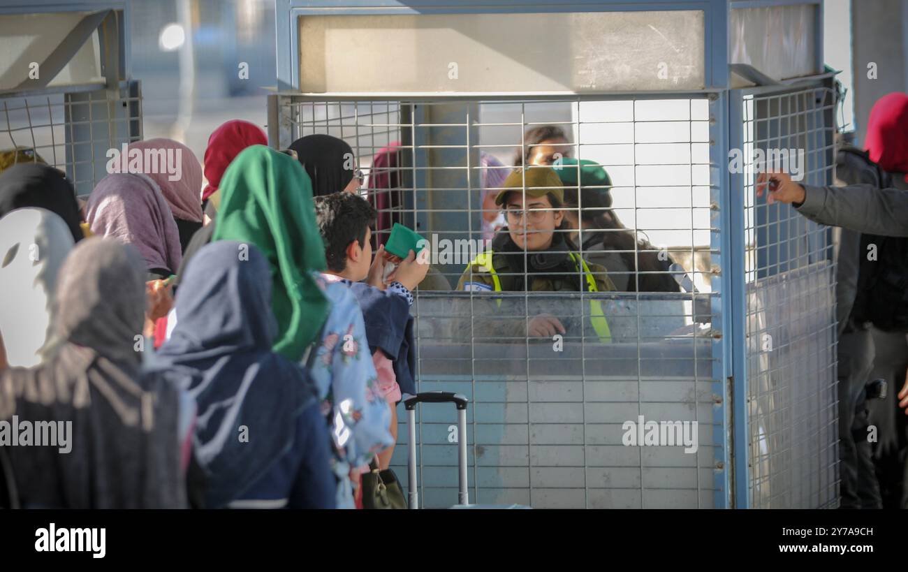 Palästinenser aus dem Westjordanland überqueren den Militärkontrollpunkt von Qalandia in der Nähe der Stadt Ramallah im Westjordanland, um am letzten Freitag in der Al-Aqsa-Moschee in Jerusalem teilzunehmen. Während des Ramadan hat Israel die Beschränkungen für Palästinenser im Westjordanland gelockert, Freitagsgebete in der al-Aqsa-Moschee in Jerusalem zu besuchen Stockfoto