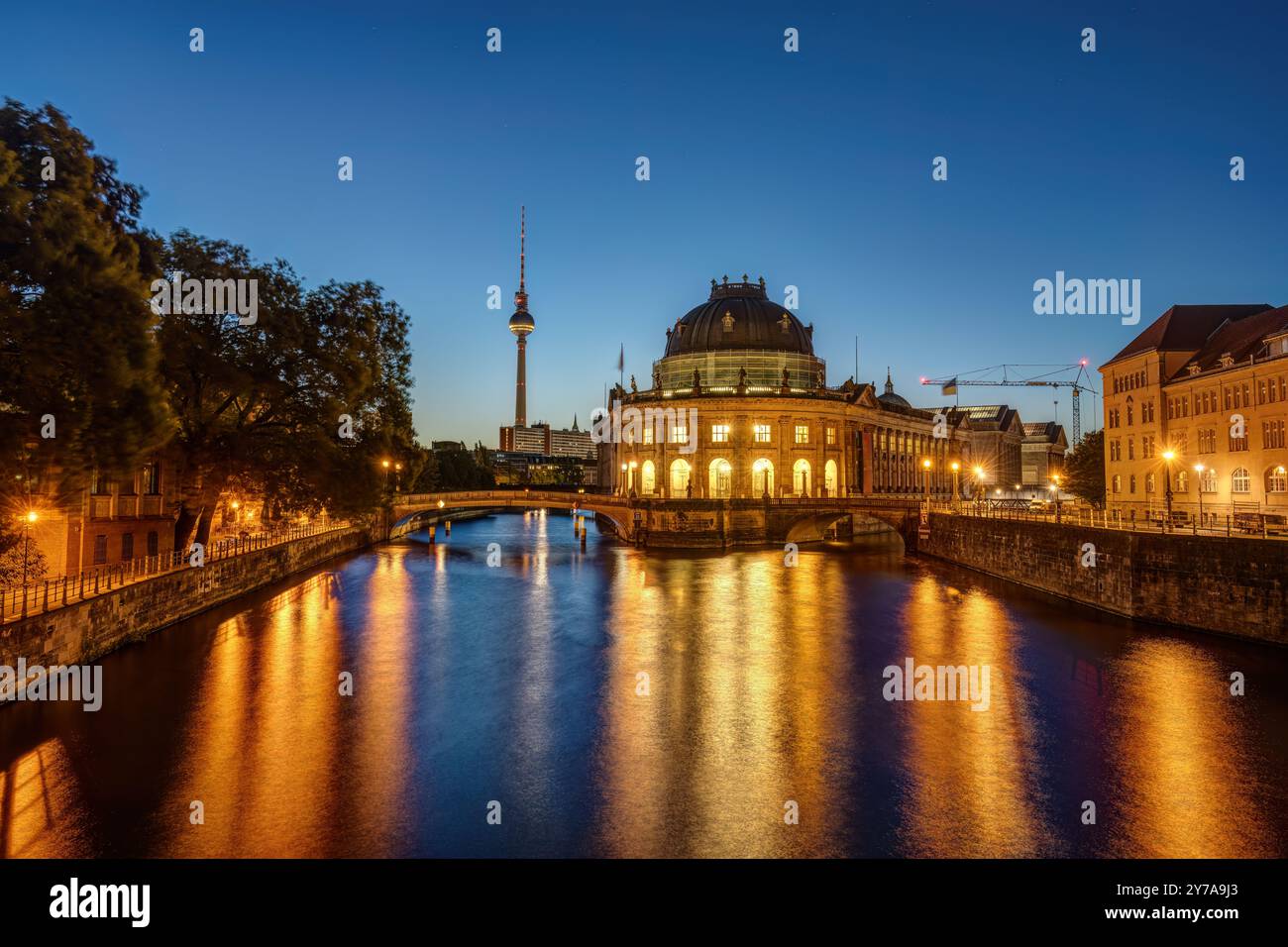 Das Bode-Museum in Berlin bei Dämmerung mit dem berühmten Fernsehturm hinten Stockfoto