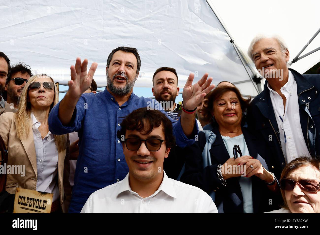 Matteo Salvini raggiunge il Gazebo per la raccolta firme in sostegno del leader della Lega sotto processo accusato di avere negato alla nave della ONG spagnola Open Arms la possibilit&#xe0; di sbarcare nel porto di Lampedusa 147 migranti soccorsi nell'agosto 2019 Politica - Roma, Italia - Domenica, 28 Settembre 2024 (Foto Cecilia Fabiano/LaPresse) Matteo Salvini erreicht den Gazebo, um Unterschriften zu sammeln, um den Führer der Liga für Gerichtsverfahren zu unterstützen, der beschuldigt wurde, dem Schiff der spanischen NGO Open Arms die Möglichkeit verweigert zu haben, im Hafen von Lampedusa aussteigen zu können 147 eingeflogen werden Stockfoto