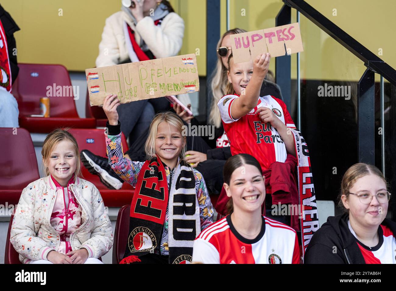 Rotterdam - Feyenoord-Fans während des Spiels zwischen Feyenoord V1 und AZ V1 bei Nieuw Varkenoord am 29. September 2024 in Rotterdam, Niederlande. (Box to Box Pictures/Tom Bode) Stockfoto