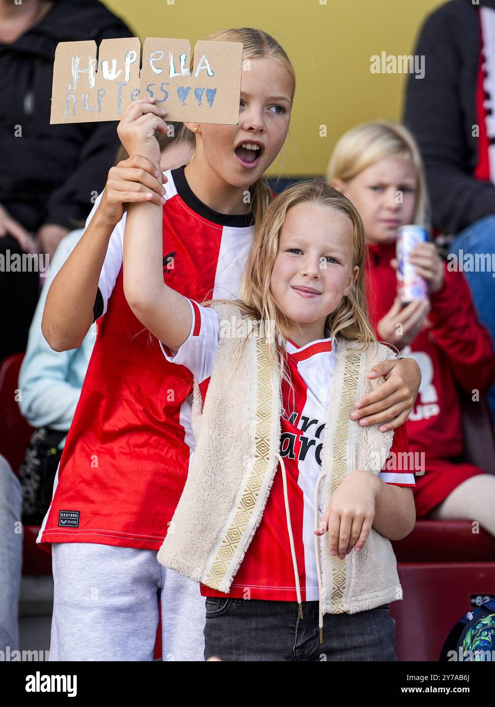 Rotterdam - Feyenoord-Fans während des Spiels zwischen Feyenoord V1 und AZ V1 bei Nieuw Varkenoord am 29. September 2024 in Rotterdam, Niederlande. (Box to Box Pictures/Tom Bode) Stockfoto