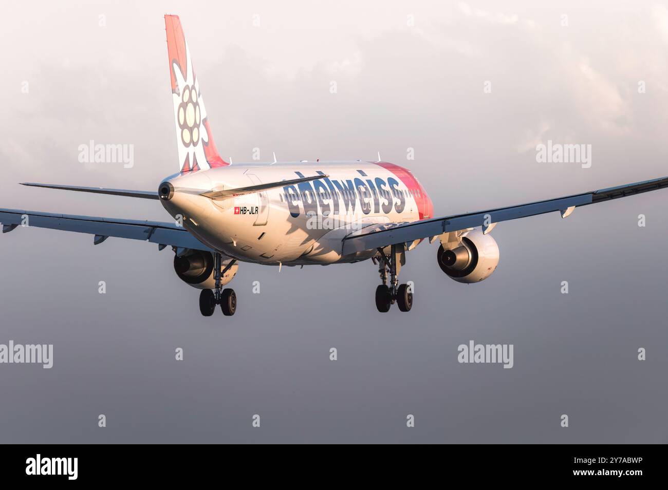Larnaca, Zypern - 24. Mai 2024: Der Airbus A320-214 des Flugzeugs Edelweiss Air landet auf dem Flughafen Larnaca Stockfoto