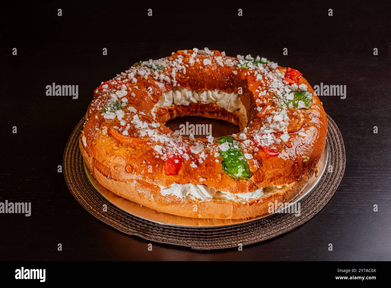 King's Cake, ein süßer Teigring mit kandierten Früchten und gefüllt mit Sahne. Stockfoto