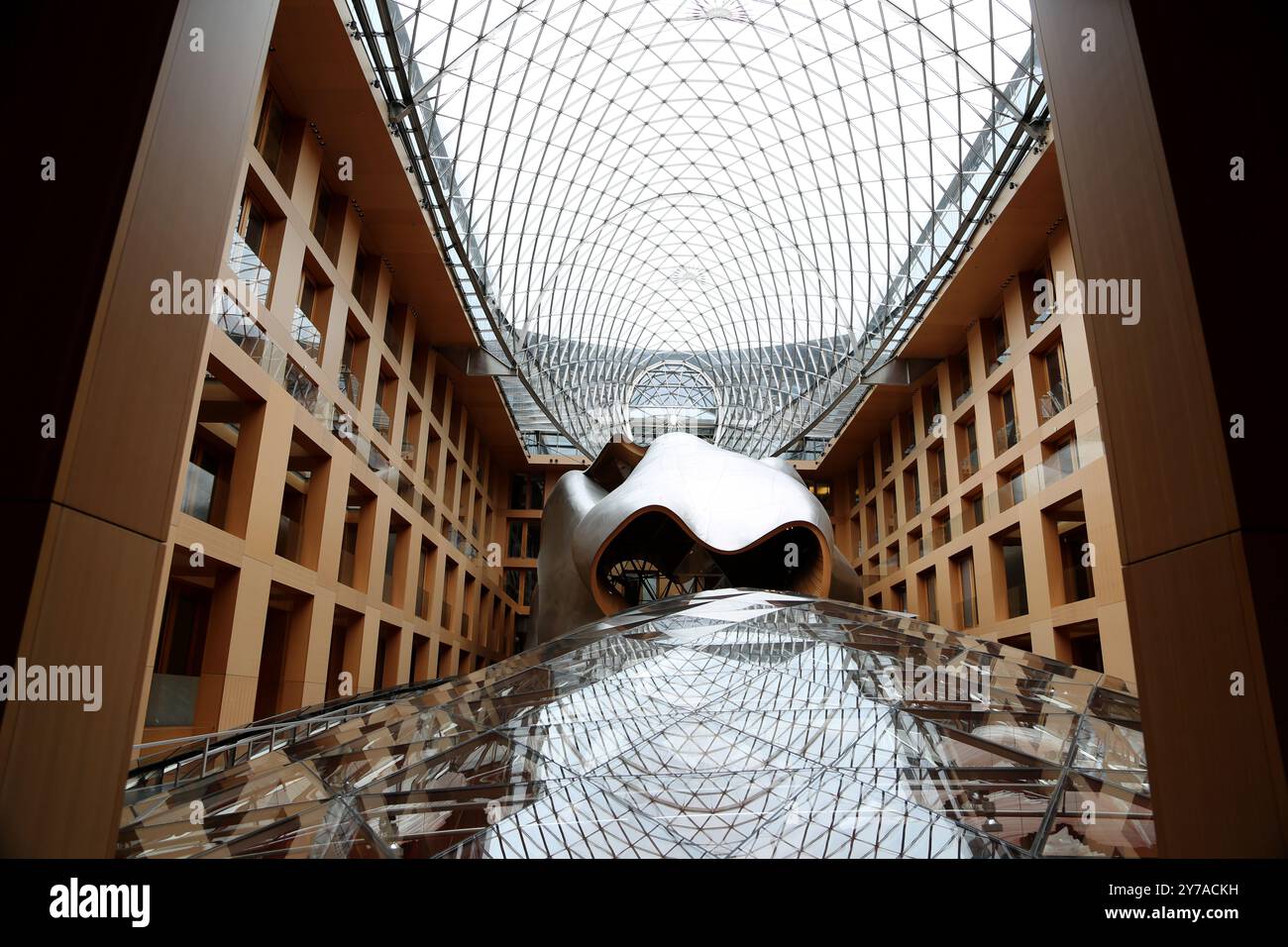 Berlin, Deutschland - 10. Juli 2013: Innenraum der DZ Bank, Berlin, Deutschland. Sie wurde von dem Architekten Frank Gehry entworfen und 2000 fertiggestellt. Stockfoto