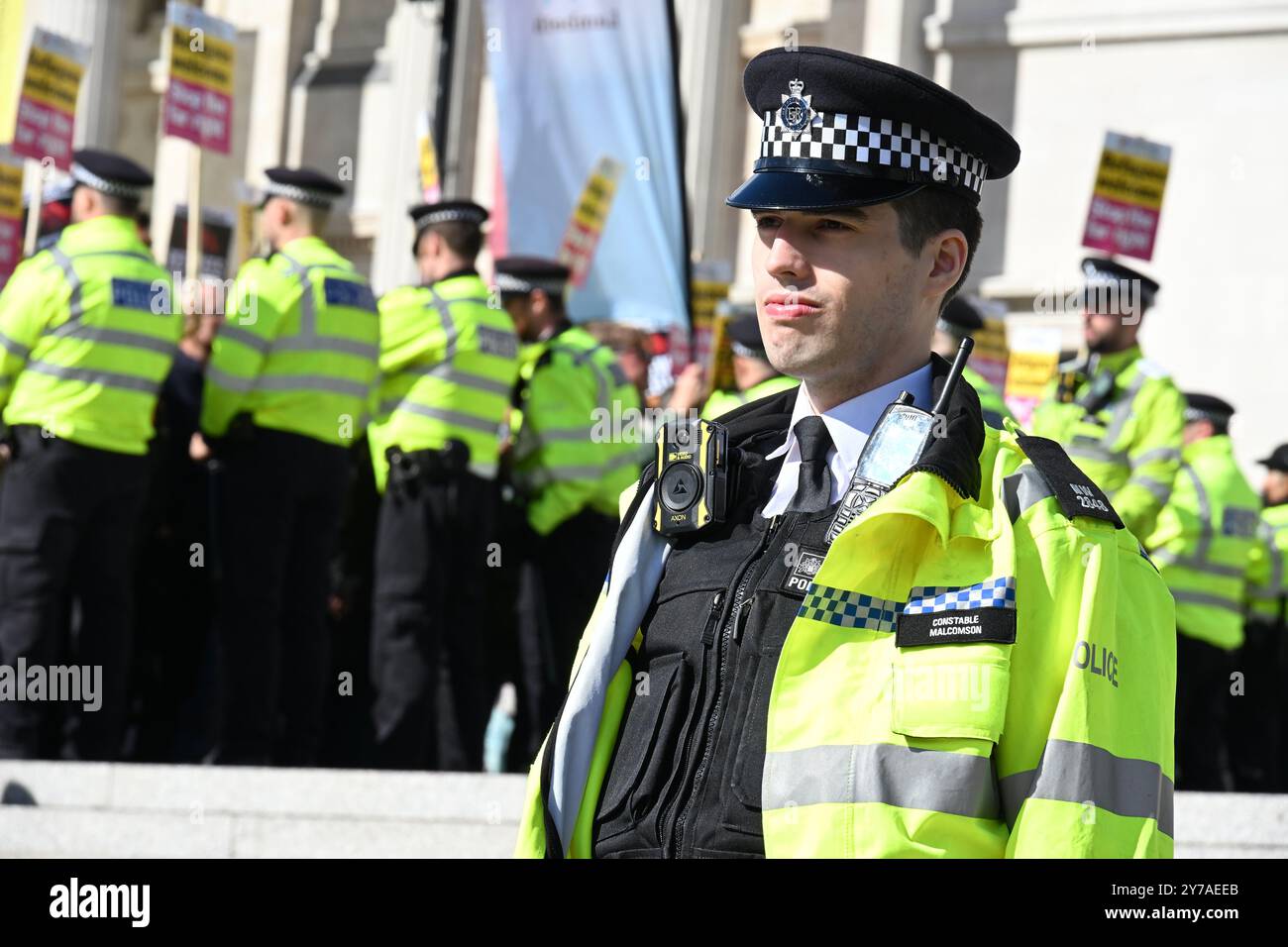 Metropolitan Police Officers, stoppt den rechtsextremen Protest, Trafalgar Square, London, Großbritannien Stockfoto