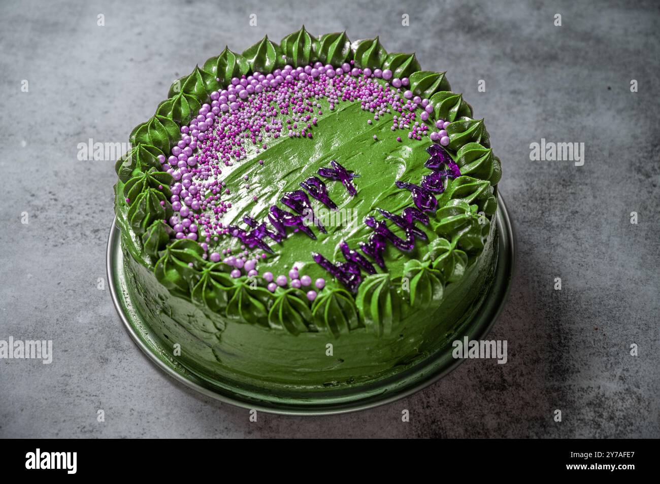 Farbenfrohe Geburtstagskuchen mit Streuseln und Dekor auf weißem Hintergrund mit Copyspace Stockfoto