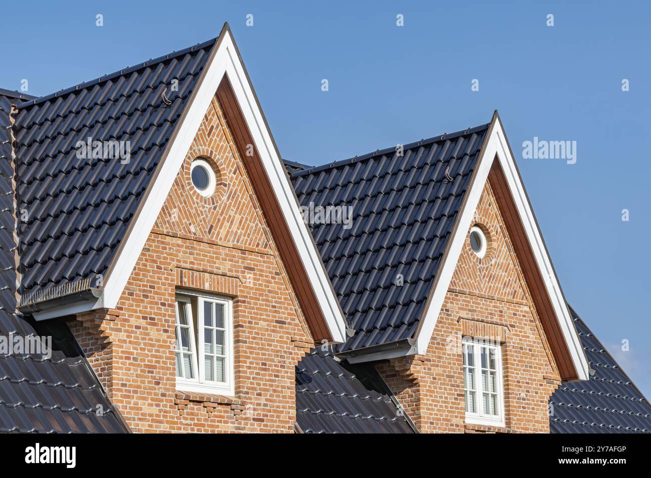 Doppelgiebel auf Doppelhaushälfte mit Klinkerfassade Stockfoto
