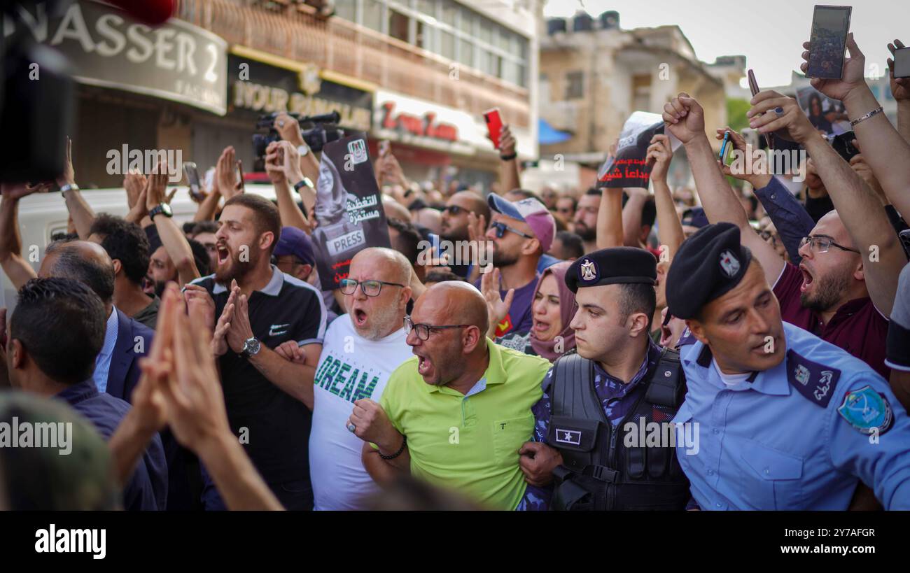 Ramallah, Westjordanland, Palästina. 11. Mai 2022. Eine große Menge Trauer, darunter mehrere Journalisten, trägt die Leiche der Al-Jazeera-Reporterin Shireen Abu Aqleh bei ihrer Beerdigung in der Stadt Ramallah im Westjordanland. Shireen Abu Aqleh wurde am Mittwoch bei einem israelischen Angriff im Flüchtlingslager Dschenin im nördlichen Westjordanland durch Schüsse der israelischen Armee getötet Stockfoto