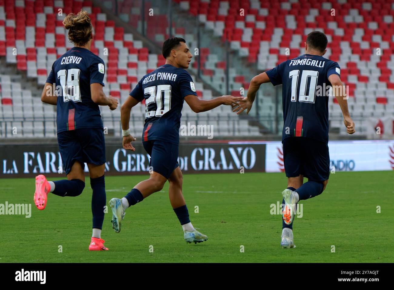 Tommaso Fumagalli von Cosenza feiert, nachdem er ein Tor mit Andrea Rizzo Pinna von Cosenza beim SSC Bari gegen Cosenza Calcio, dem italienischen Fußball-Spiel der Serie B in Bari, Italien, am 28. September 2024 erzielte Stockfoto