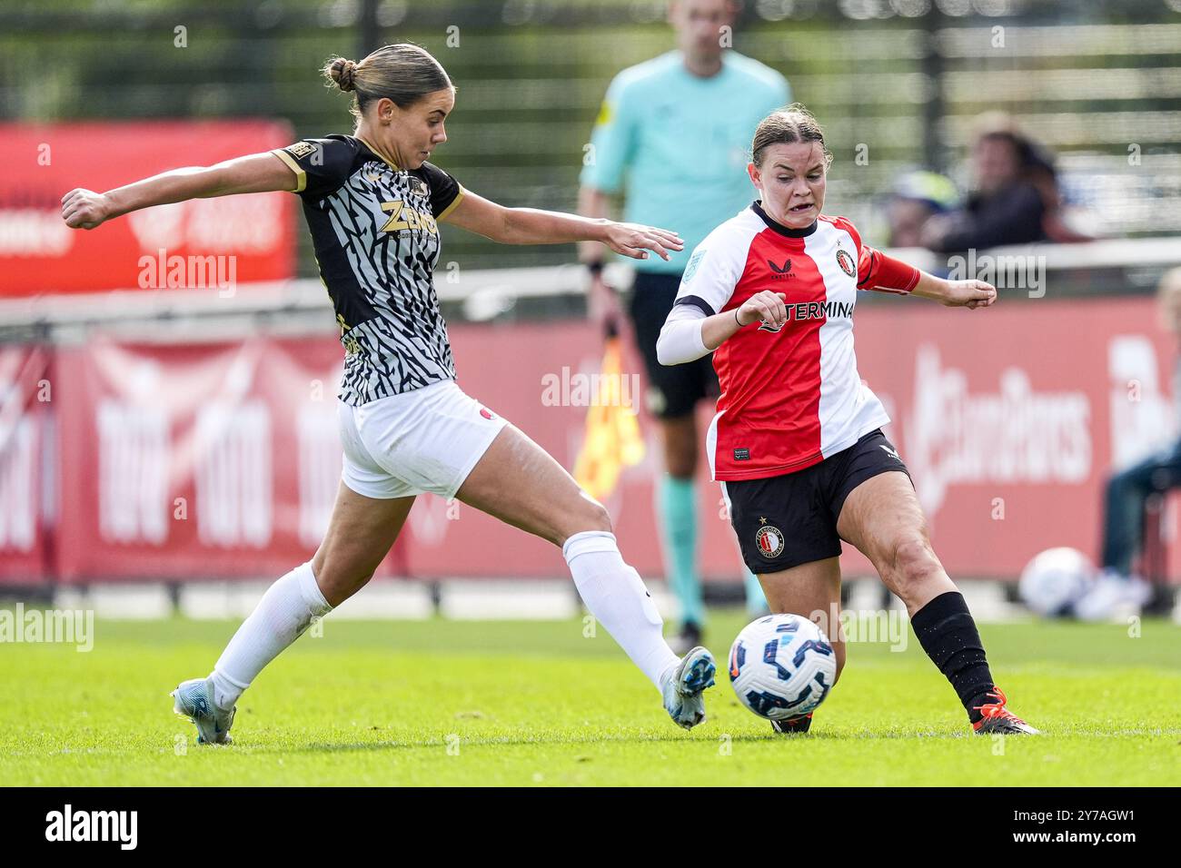 Rotterdam - Justine Brandau von Feyenoord V1 während des Spiels zwischen Feyenoord V1 und AZ V1 bei Nieuw Varkenoord am 29. September 2024 in Rotterdam, Niederlande. (Box to Box Pictures/Tom Bode) Stockfoto