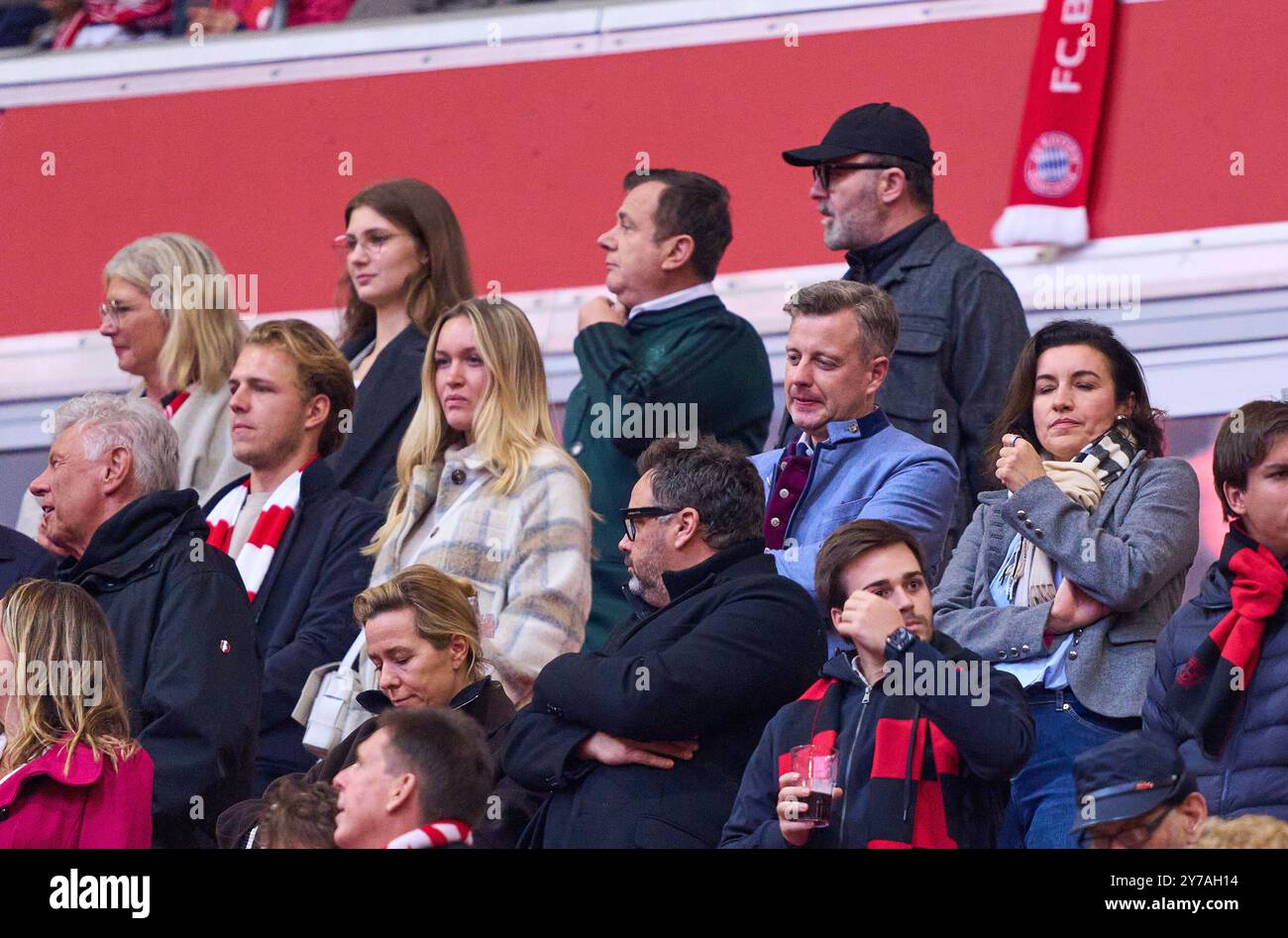 Franz Beckenbauer Sohn Joel und Tochter Francesca, Dieter REITER, Oberbuergermeister Stadt München CSU-Politikerin Dorothee Bär, Staatsministerin für Digitalisierung, im Spiel FC BAYERN MÜNCHEN - BAYER 04 LEVERKUSEN 1-1 am 28. September 2024 in München. Saison 2024/2025, 1.Bundesliga, FCB, München, Spieltag 5, 5.Spieltag-Fotograf: ddp-Bilder / STAR-Bilder - DFL-VORSCHRIFTEN VERBIETEN JEDE VERWENDUNG VON FOTOGRAFIEN als BILDSEQUENZEN und/oder QUASI-VIDEO - Stockfoto