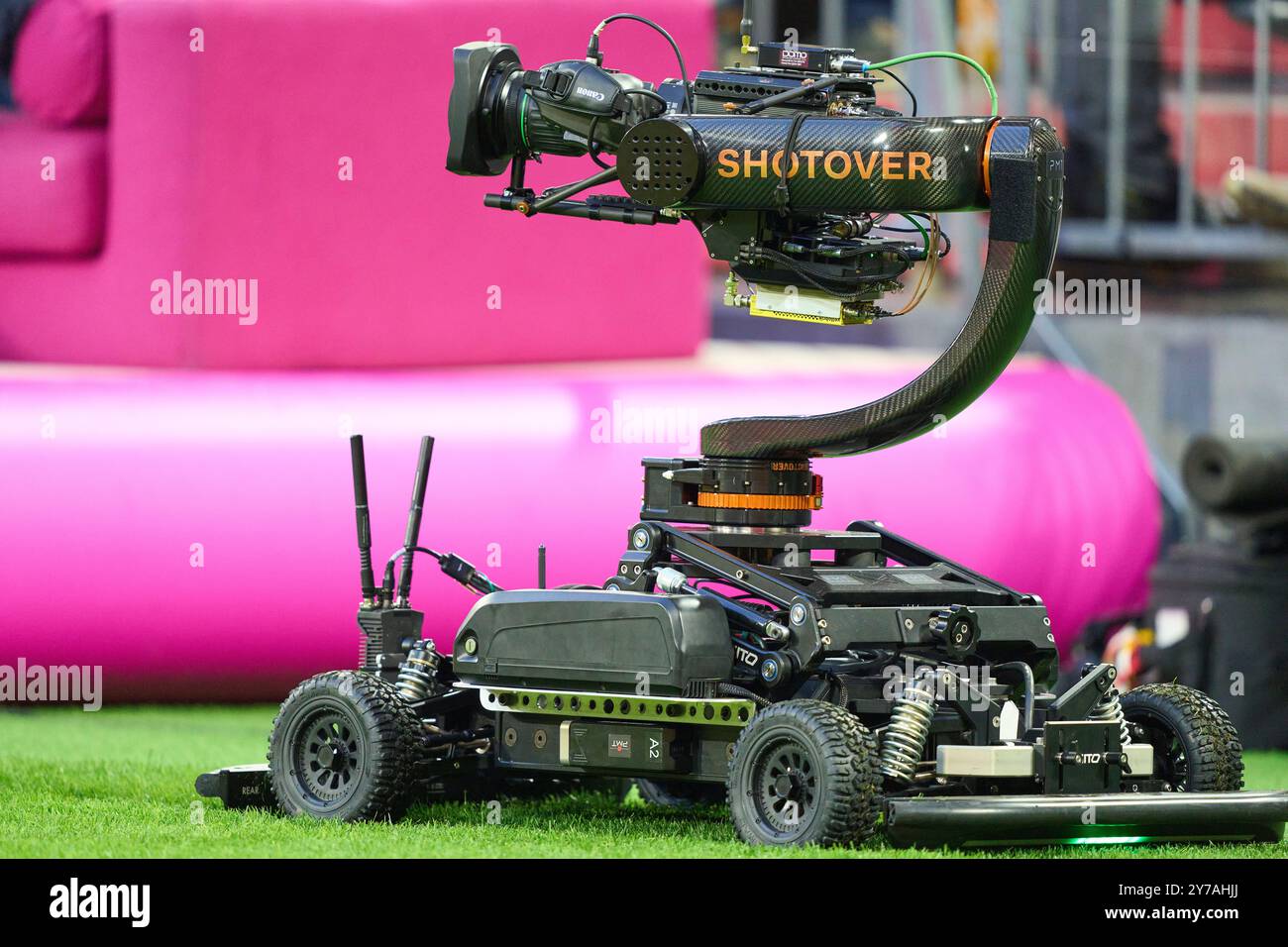 Mobile TV-Kamera im Spiel FC BAYERN MÜNCHEN - BAYER 04 LEVERKUSEN 1-1 am 28. September 2024 in München. Saison 2024/2025, 1.Bundesliga, FCB, München, Spieltag 5, 5.Spieltag Fotograf: ddp Images/STAR-Images - DFL-VORSCHRIFTEN VERBIETEN JEDE VERWENDUNG VON FOTOS als BILDSEQUENZEN und/oder QUASI-VIDEO - Credit: ddp Media GmbH/Alamy Live News Stockfoto