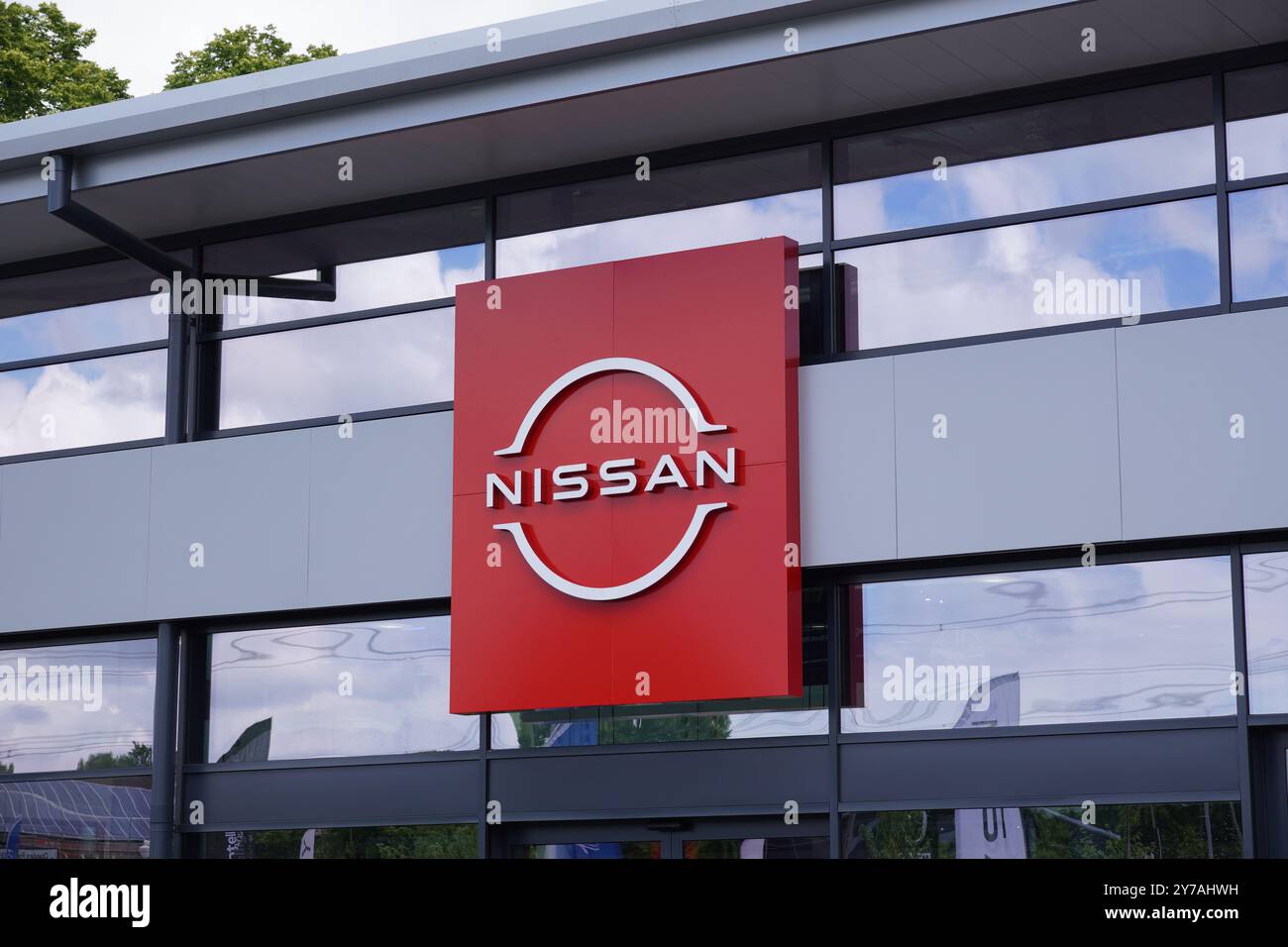 Nissan-Logo des japanischen Autoherstellers. Autohersteller, Autohersteller. Eastleigh England 11. Juni 2024 Stockfoto