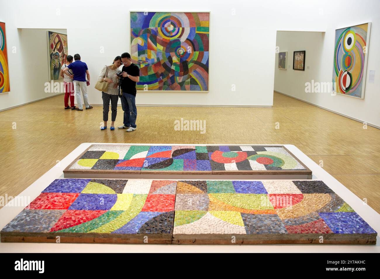 Leute, die sich Kunst in einem Museum ansehen, Mosaic. 1954. Sonia Delaunay. Centre George Pompidou. Musee National d'Art Moderne. Paris. Frankreich Stockfoto