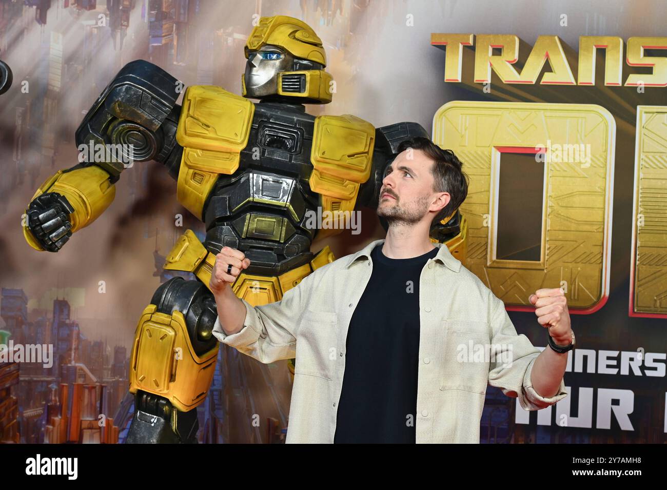 Der Komiker Phil Laude spricht Autobot B-127 alias Bumblebee posiert als deutsche Synchronstimme beim Special Screening des Animationsfilm Transformers One , das jüngste Kapitel der Robo-Alien-Saga startete am 10. Oktober 2024 in den deutschen Kinos *** Komiker Phil Laude Stimmen Autobot B 127 aka Bumblebee posiert als deutsche Synchronstimme bei der Sondervorführung des Zeichentrickfilms Transformers One , das letzte Kapitel der Robo Alien-Saga wird am 10. Oktober 2024 in deutschen Kinos eröffnet Stockfoto