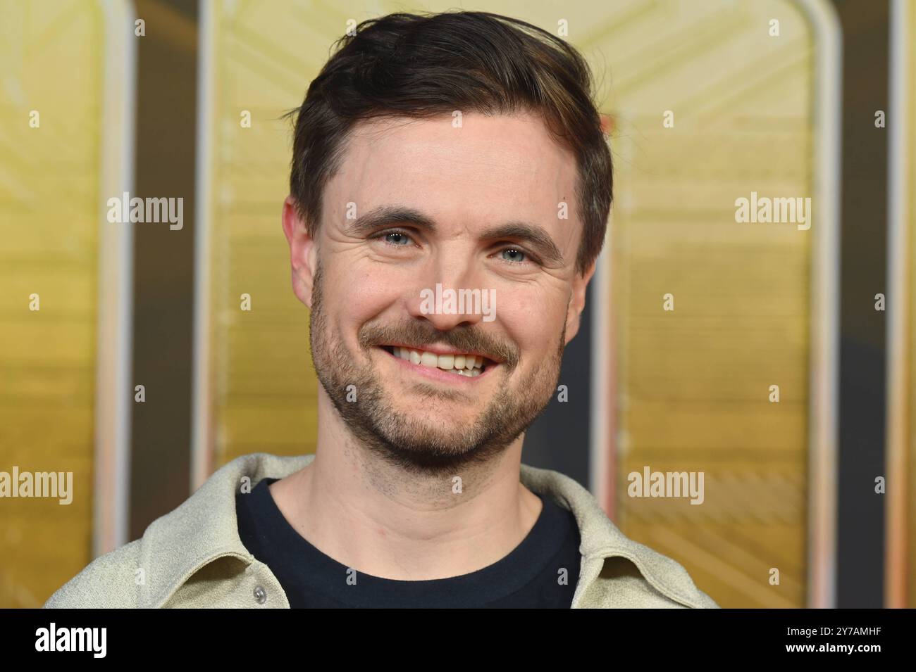 Der Komiker Phil Laude spricht Autobot B-127 alias Bumblebee posiert als deutsche Synchronstimme beim Special Screening des Animationsfilm Transformers One , das jüngste Kapitel der Robo-Alien-Saga startete am 10. Oktober 2024 in den deutschen Kinos *** Komiker Phil Laude Stimmen Autobot B 127 aka Bumblebee posiert als deutsche Synchronstimme bei der Sondervorführung des Zeichentrickfilms Transformers One , das letzte Kapitel der Robo Alien-Saga wird am 10. Oktober 2024 in deutschen Kinos eröffnet Stockfoto