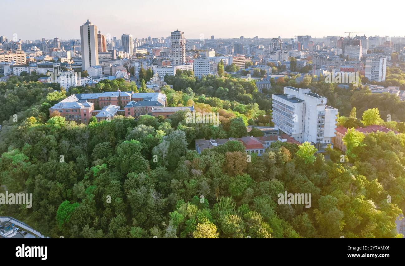 Luftaufnahme von oben auf Kiew Stadtbild der historischen Viertel Vozdwizhenka und Podol bei Sonnenuntergang von oben, Stadt Kiew, Ukraine Stockfoto