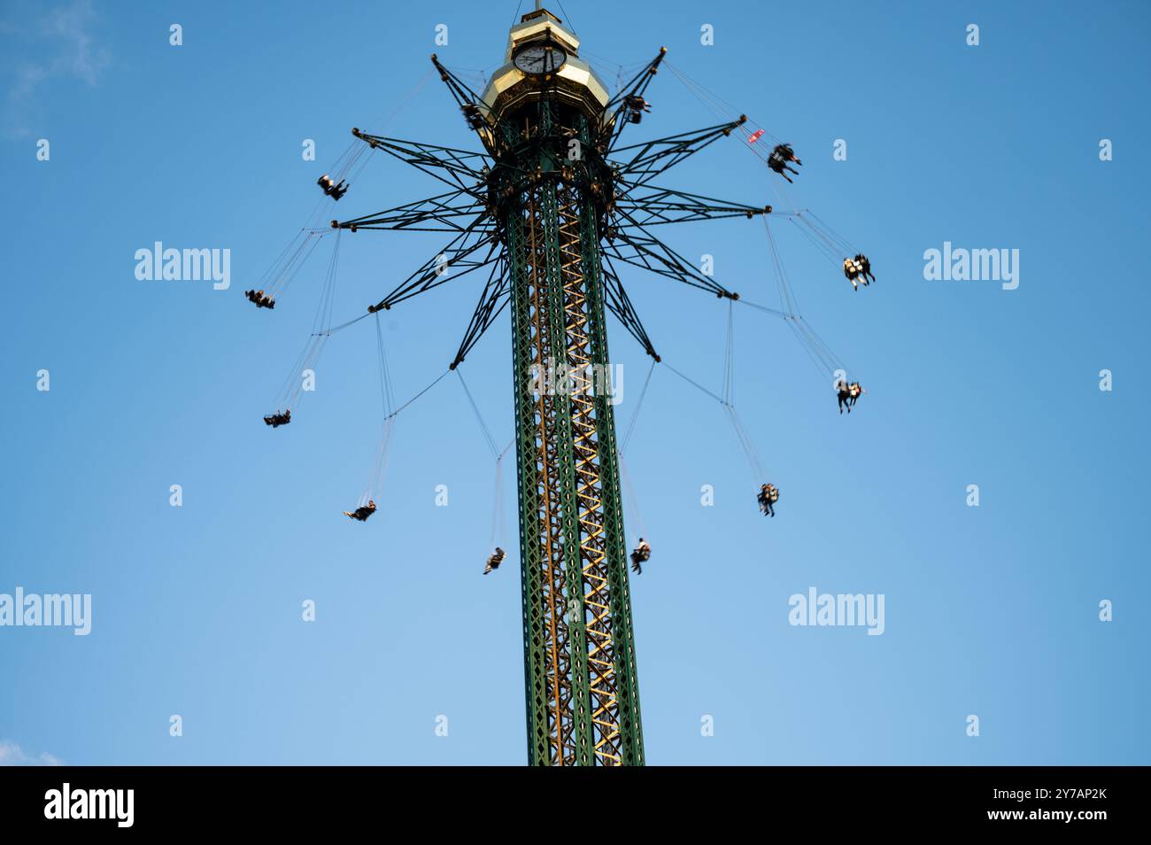 Riesenfähren fahren mit Menschen in einem Vergnügungspark. Heller, sonniger Tag für Unterhaltung. Kopierraum. Stockfoto