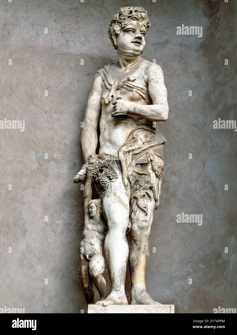 Eine römische Statue des Gottes Bacchus in den Renaissancegärten des Giardino Giusti in Verona. Eine lateinische Inschrift beschreibt ihn als „Liebhaber, nicht Krieger“ Stockfoto