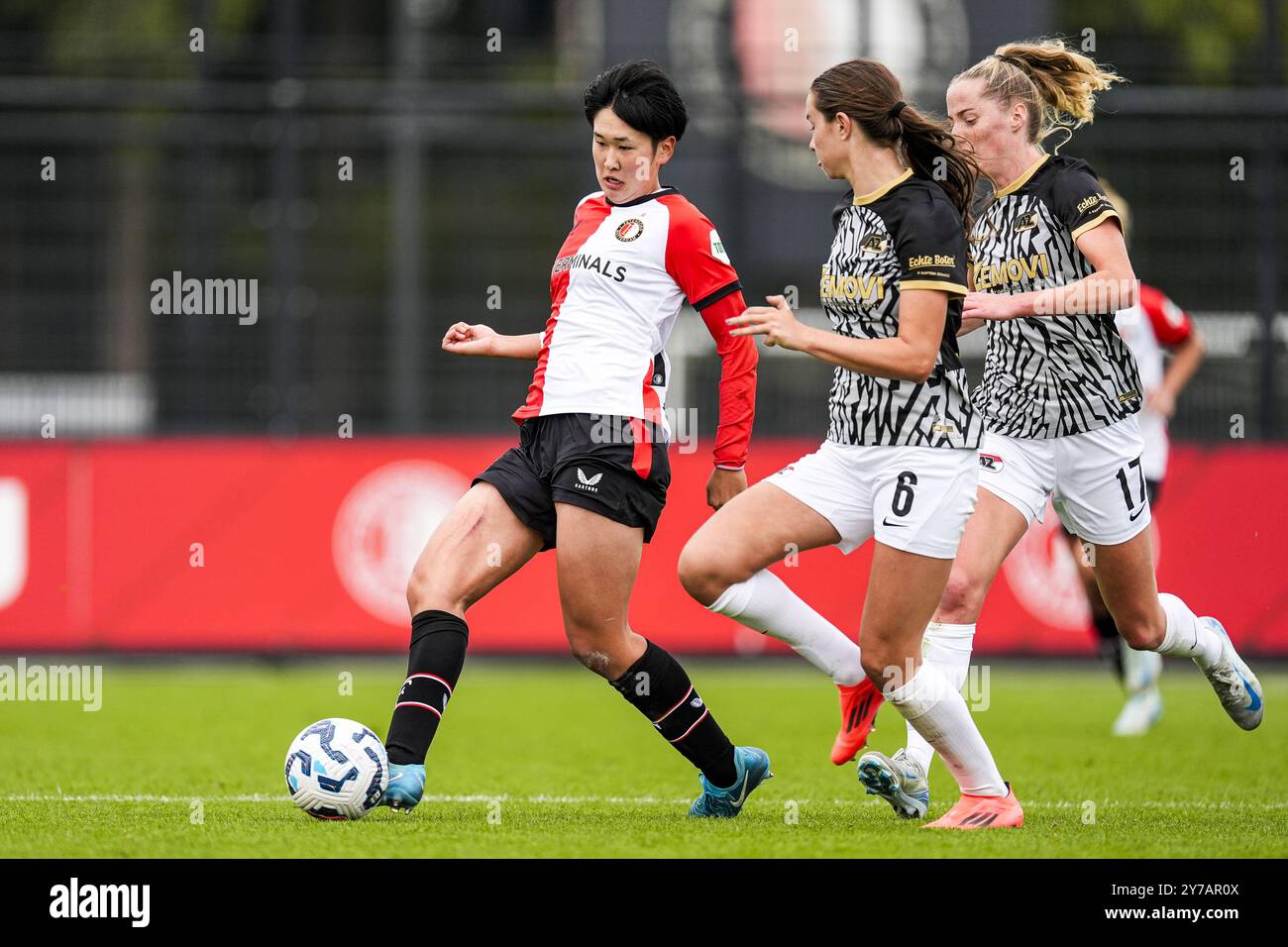 Rotterdam, Niederlande. September 2024. Rotterdam – Toko Koga von Feyenoord V1, Isa Colin von AZ Alkmaar V1, Ilvy Zijp von AZ Alkmaar V1 während des Spiels zwischen Feyenoord V1 und AZ V1 bei Nieuw Varkenoord am 29. September 2024 in Rotterdam, Niederlande. Credit: Box to Box Pictures/Alamy Live News Stockfoto