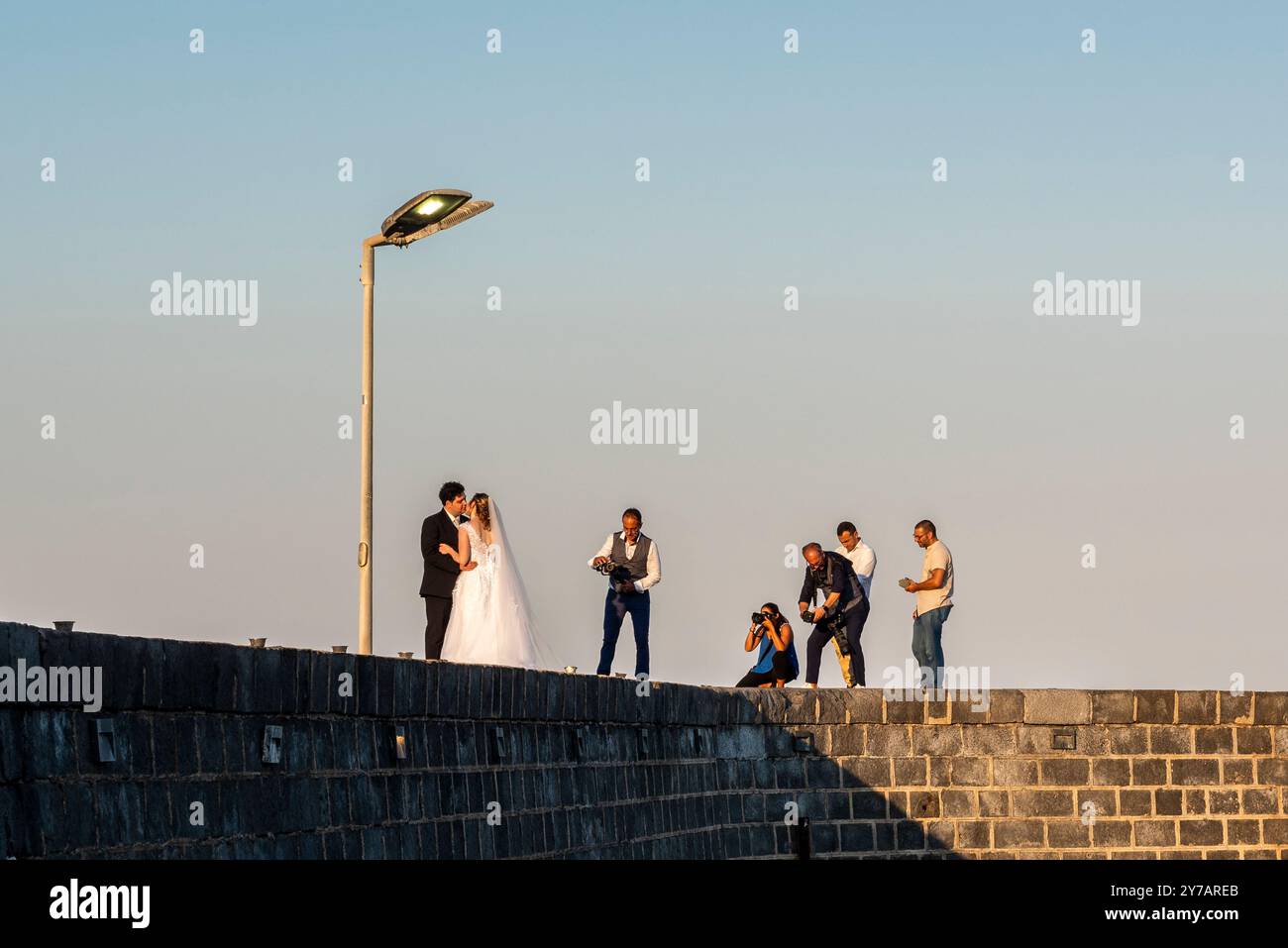Der hübsche Hafen von Pozzillo, in der Nähe von Catania, Sizilien, ist ein beliebter Ort für lokale Hochzeitsfotografen, besonders im späten Nachmittagslicht Stockfoto