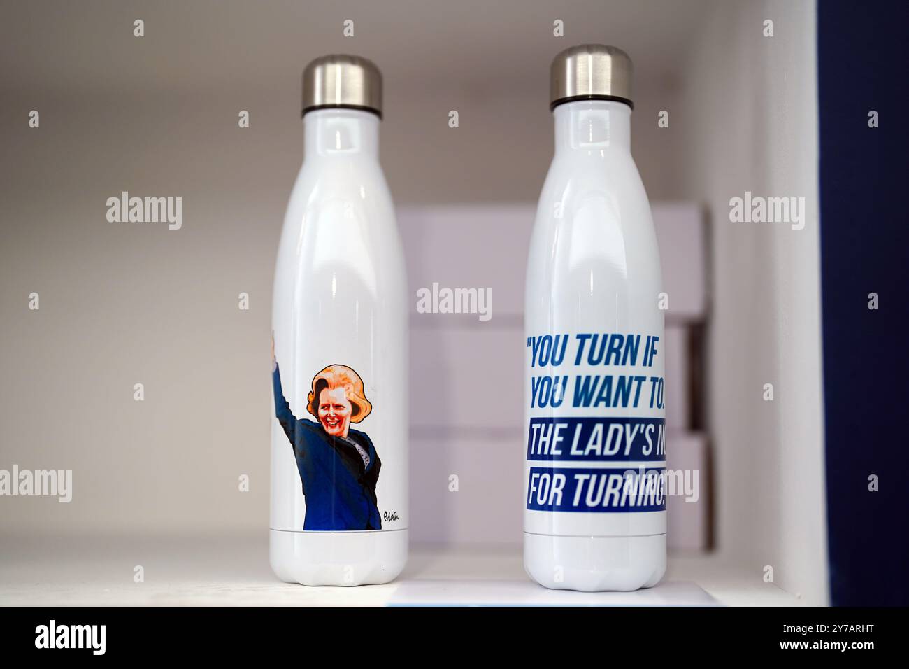 Merchandise im Vorfeld der Konservativen Parteikonferenz im International Convention Centre in Birmingham. Bilddatum: Sonntag, 29. September 2024. Stockfoto