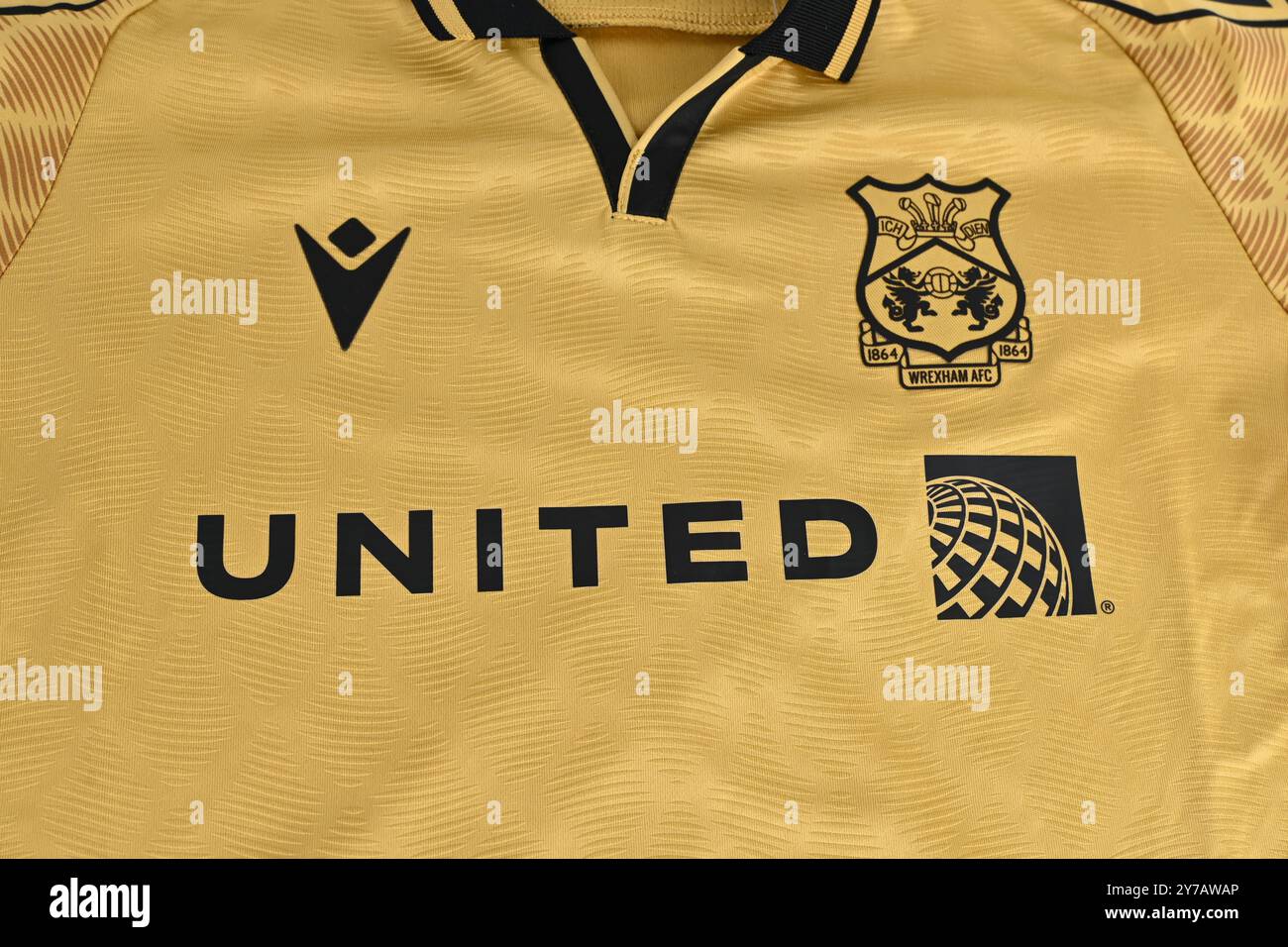 Wrexham AFC Trikot mit Macron und United Airlines Logos – Wales, Großbritannien – 21. September 2024 Stockfoto