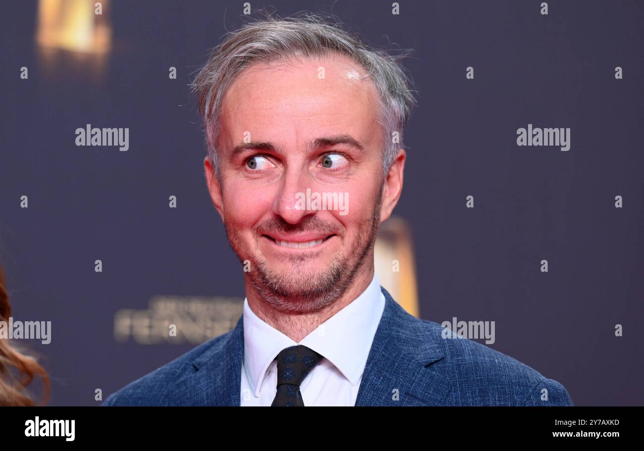 Moderator Jan Böhmermann als Preisträger bei der Gala und Verleihung des Deutschen Fernsehpreises in Köln. *** Moderator Jan Böhmermann als Preisträger bei der Gala und Zeremonie des Deutschen Fernsehpreises in Köln Stockfoto