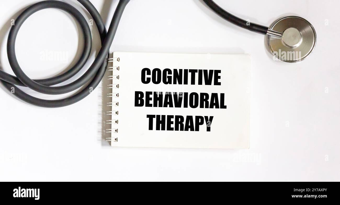 Steskoskop mit KOGNITIVER VERHALTENSTHERAPIE-Notizblock auf weißem Hintergrund. Stockfoto