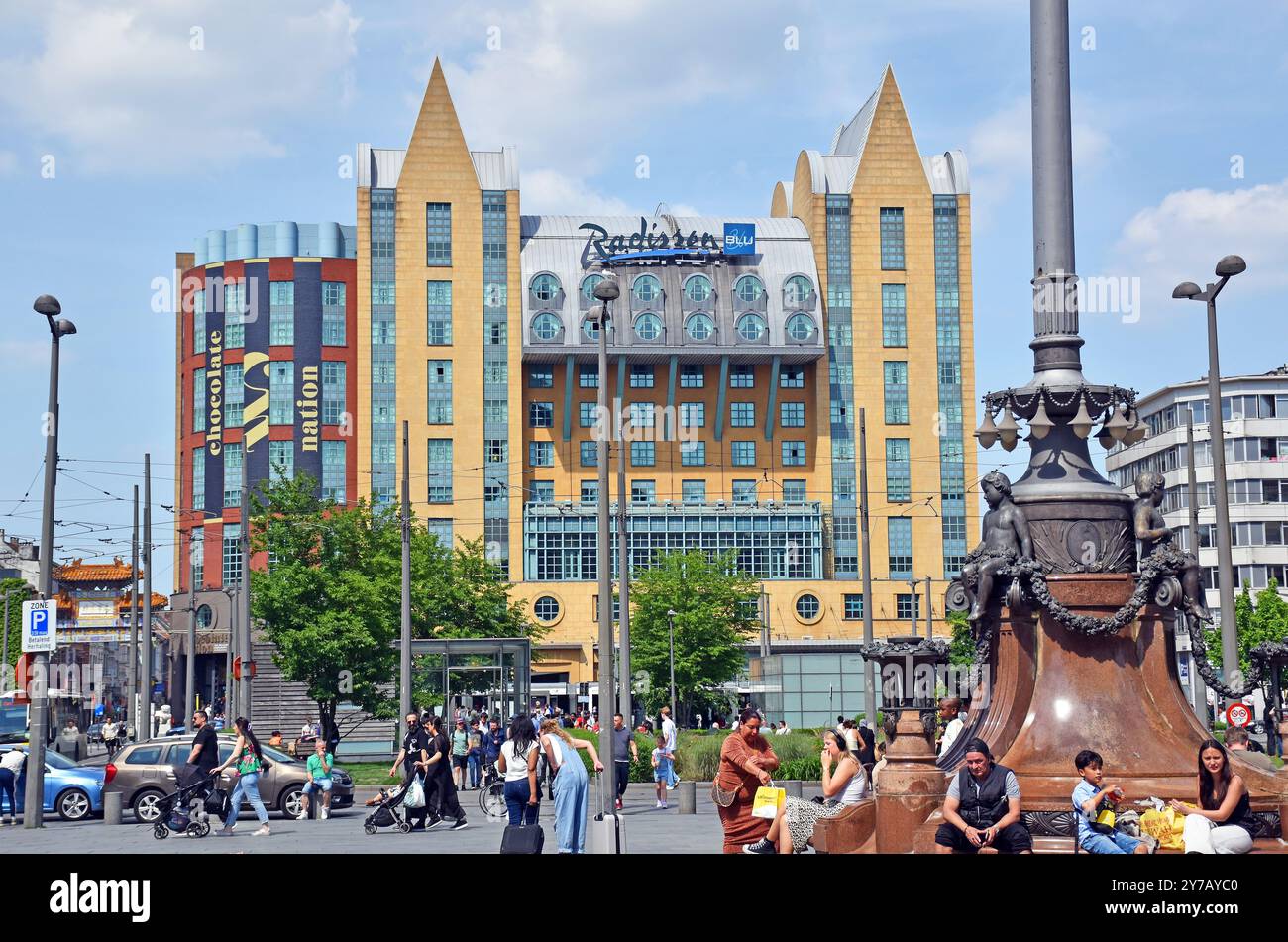 Radisson Hotel im Stadtzentrum von Antwerpen, gegenüber dem Hauptbahnhof gegenüber dem Koningin Astridplein, Architekt Michael Graves, ein Pionier der Postmoderne. Stockfoto