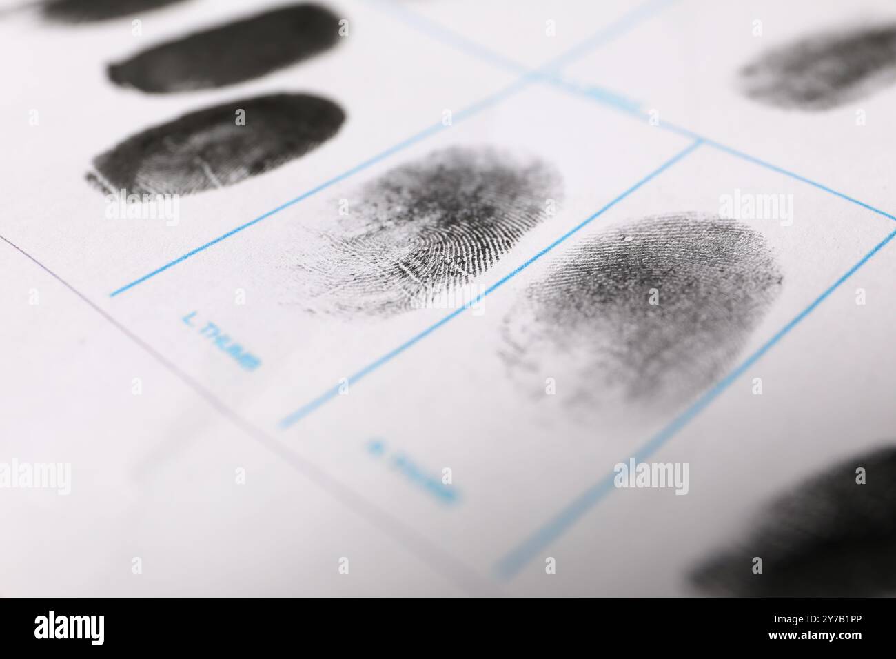 Menschliche Fingerabdrücke auf Papier, Nahaufnahme. Strafrechtliche Verurteilung Stockfoto