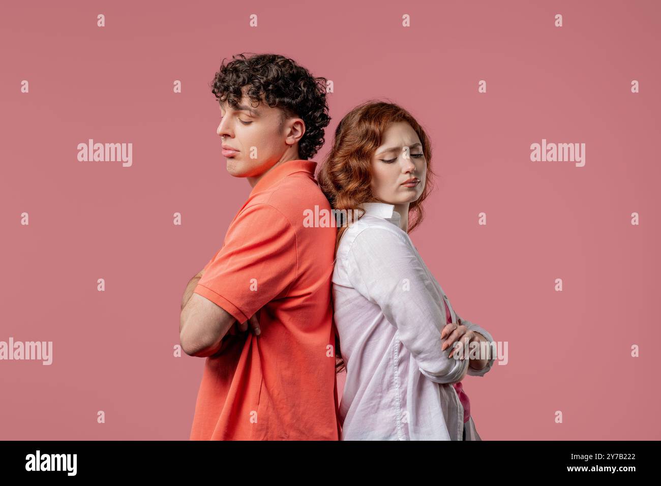 Junge beleidigte Paare nach Streit, mit gekreuzten gefalteten Händen, unversöhnliche Umstände. Niemand geht zum Treffen, um sich zu versöhnen Stockfoto