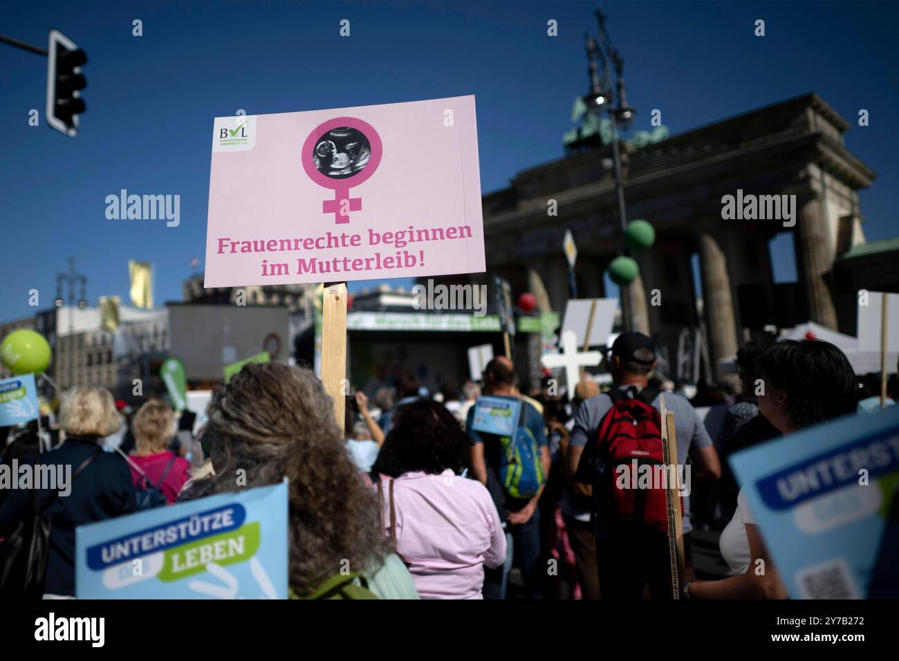 Marsch für das Leben DEU, Deutschland, Deutschland, Berlin, 21.09.2024 Demonstranten mit Schild Frauenrechte beginnen im Mutterleib auf der Demonstration Marsch für das Leben vom Bundesverband Lebensrecht , Christdemokraten für das Leben und andere Organisationen unter dem Motto die Schwaechsten schuetzen Ja zu jedem Kind und für ein Europa ohne Abtreibung und Euthabasie im Regierungsviertel in Berlin Deutschland . Die Demo und Kundgebung richtet sich gegen Schwangerschaftsabbrueche und Praktiken der Sterbehilfe, Stammzellforschung und Praeimplantationsdiagnostik en: Protesters with Signs Wom Stockfoto