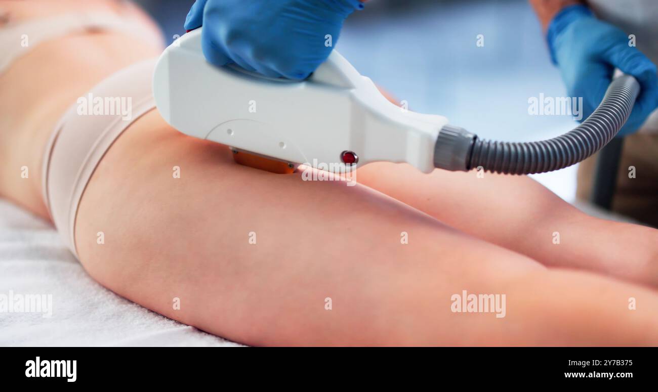 Close-up liegende Frau, die Epilation Laser Behandlung am Gesäß Stockfoto