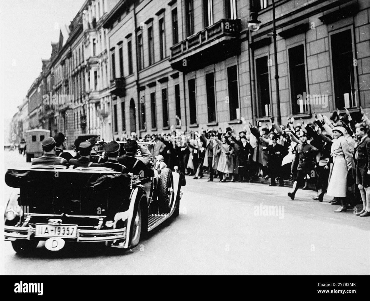 Adolf Hitler begrüßt Adolf Hitler vor der Kanzlei, als er zwei Tage nach der feierlichen Eröffnung in Potsdam zur Eröffnung der ersten Reichstagsarbeitssitzung in das Opernhaus Kroll reist. Stockfoto