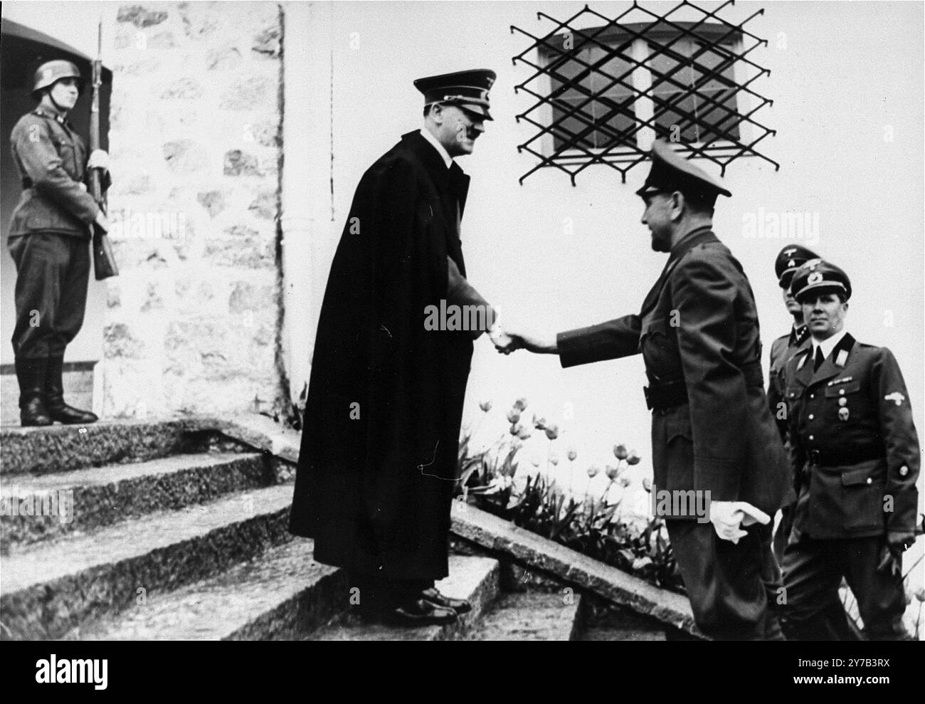 Adolf Hitler begrüßt ante Pavelic, den Führer des kroatischen Marionettenstaates, bei seiner Ankunft am Berghof zu einem Staatsbesuch am 9. Juni 1941. Stockfoto