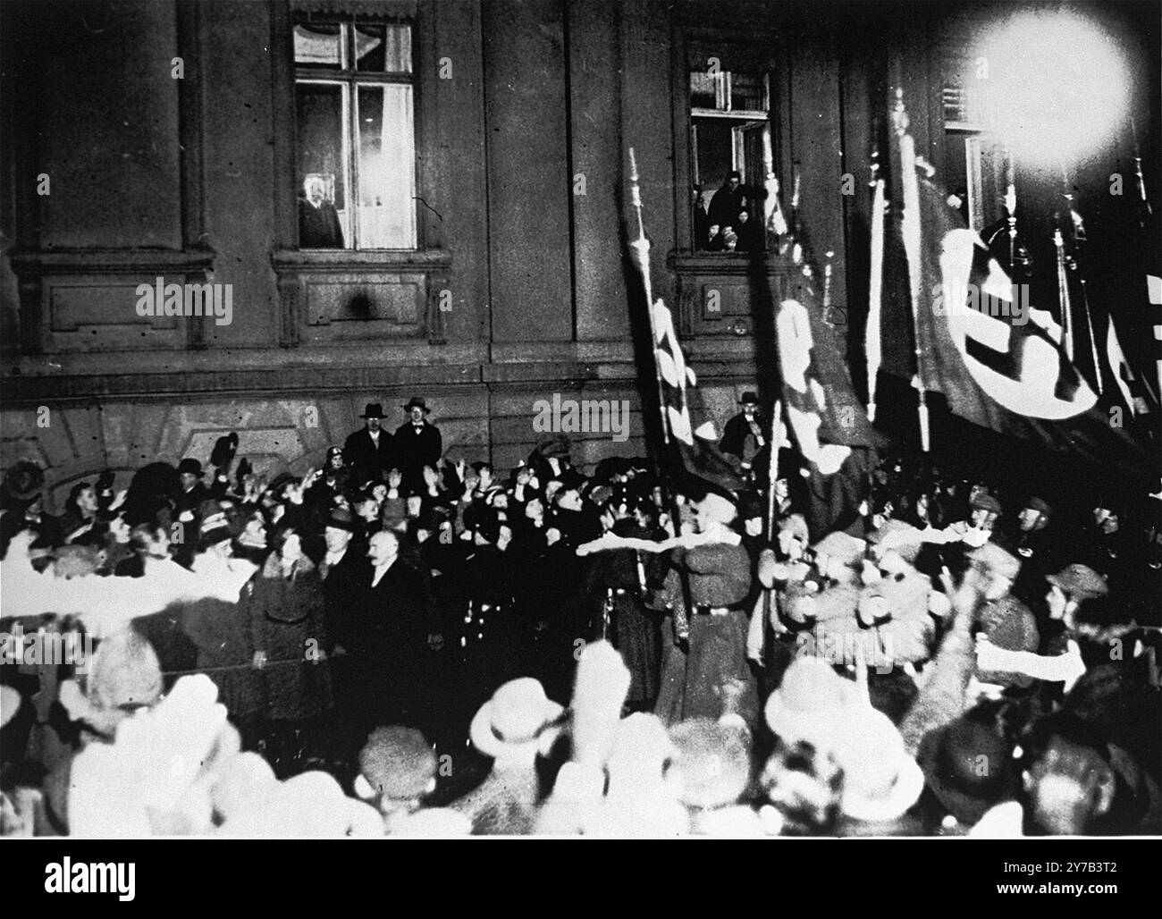 Eine Fackelparade von SA-Formationen wird in der Nacht, als Hitler zum Bundeskanzler ernannt wurde, vor Präsident Paul von Hindenburg, der im Fenster der Kanzlei sitzt, überprüft. Das Datum ist der berüchtigte 30. Januar 1933 Stockfoto