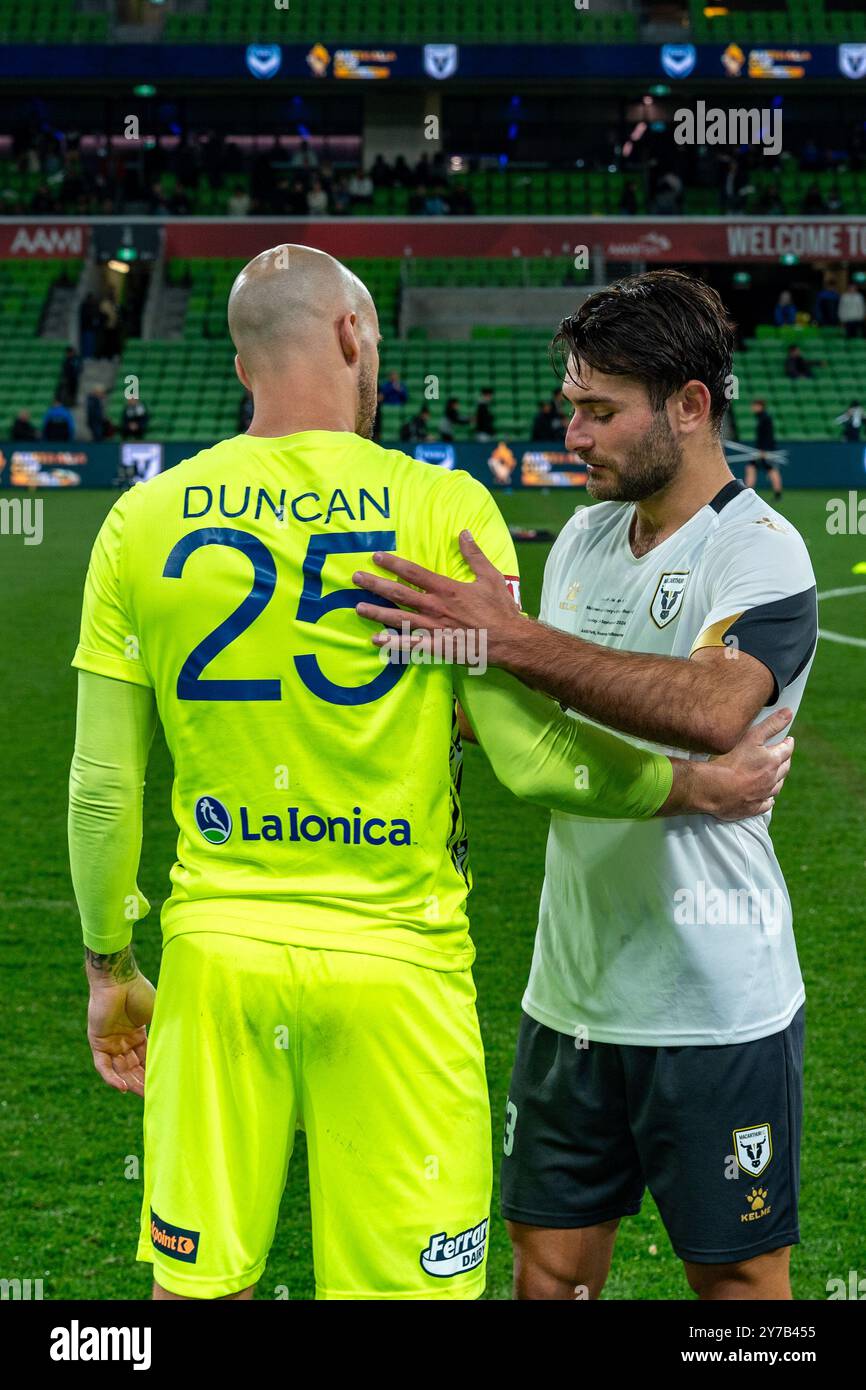 Melbourne, Victoria, Australien. September 2024. MacArthur FC Defender IVAN VUJICA (13) umarmt Melbourne Victory FC Torhüter JACK DUNCAN (25) nach dem Spiel als Zeichen des Respekts während des Grand Final des Australia Cup 2024 - Melbourne Victory FC vs Macarthur FC im AAMI Park, Melbourne (Credit Image: © James Forrester/ZUMA Press Wire) NUR REDAKTIONELLE VERWENDUNG! Nicht für kommerzielle ZWECKE! Quelle: ZUMA Press, Inc./Alamy Live News Stockfoto