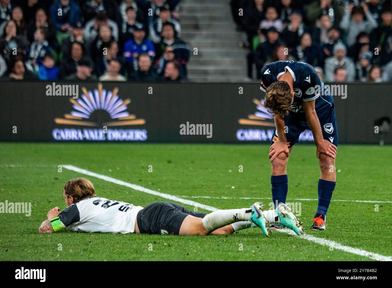 Melbourne, Victoria, Australien. September 2024. Melbourne Victory FC Mittelfeldspieler RYAN TEAGUE (6) enttäuscht und erschöpft, nachdem er eine Chance verpasst hatte, das Punkteniveau in den letzten Minuten des Spiels während des Grand Final des Australia Cup 2024 zu verbessern - Melbourne Victory FC gegen Macarthur FC im AAMI Park, Melbourne (Credit Image: © James Forrester/ZUMA Press Wire) NUR REDAKTIONELLE VERWENDUNG! Nicht für kommerzielle ZWECKE! Quelle: ZUMA Press, Inc./Alamy Live News Stockfoto