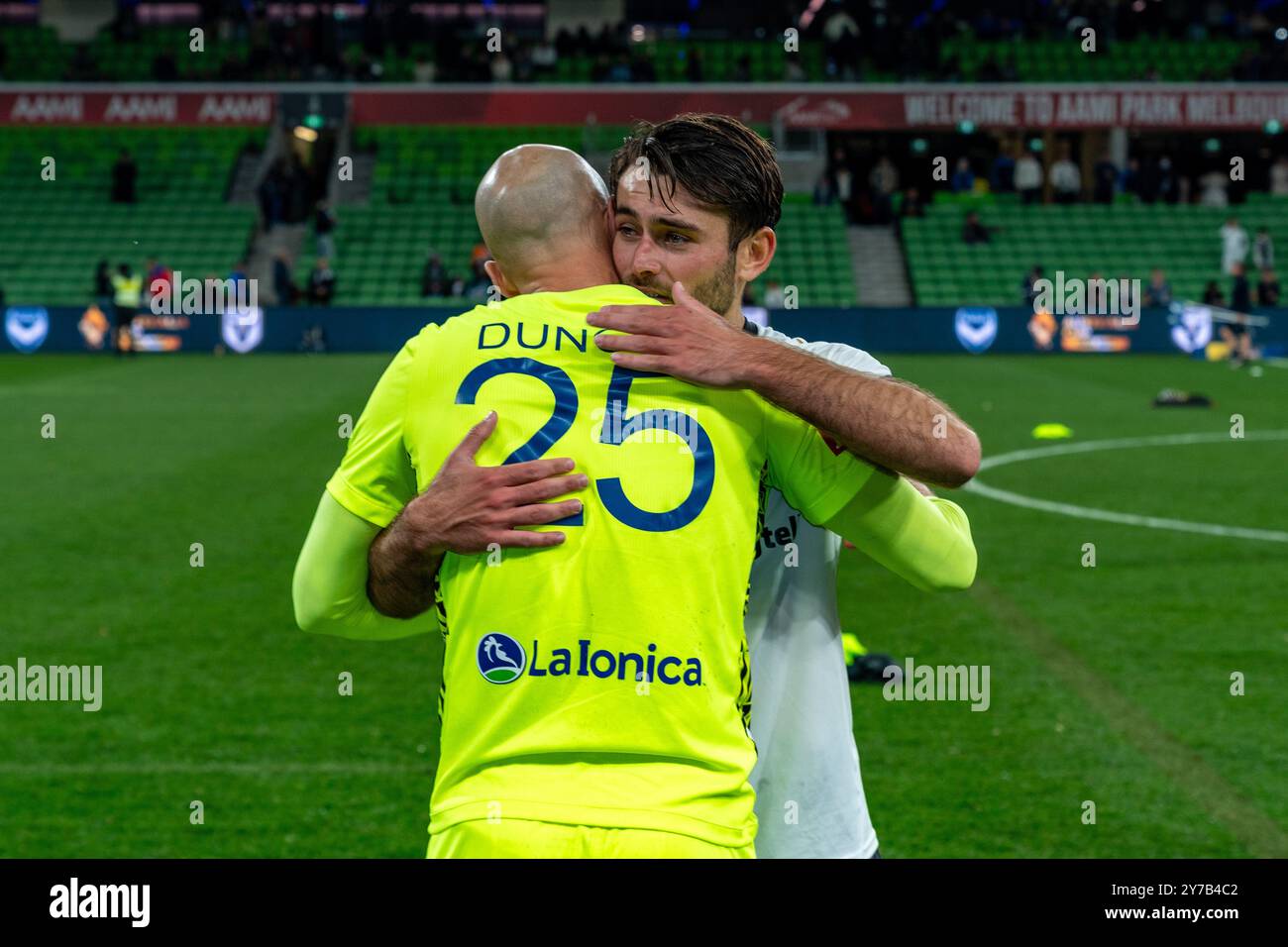 Melbourne, Victoria, Australien. September 2024. MacArthur FC Defender IVAN VUJICA (13) umarmt Melbourne Victory FC Torhüter JACK DUNCAN (25) nach dem Spiel als Zeichen des Respekts während des Grand Final des Australia Cup 2024 - Melbourne Victory FC vs Macarthur FC im AAMI Park, Melbourne (Credit Image: © James Forrester/ZUMA Press Wire) NUR REDAKTIONELLE VERWENDUNG! Nicht für kommerzielle ZWECKE! Quelle: ZUMA Press, Inc./Alamy Live News Stockfoto