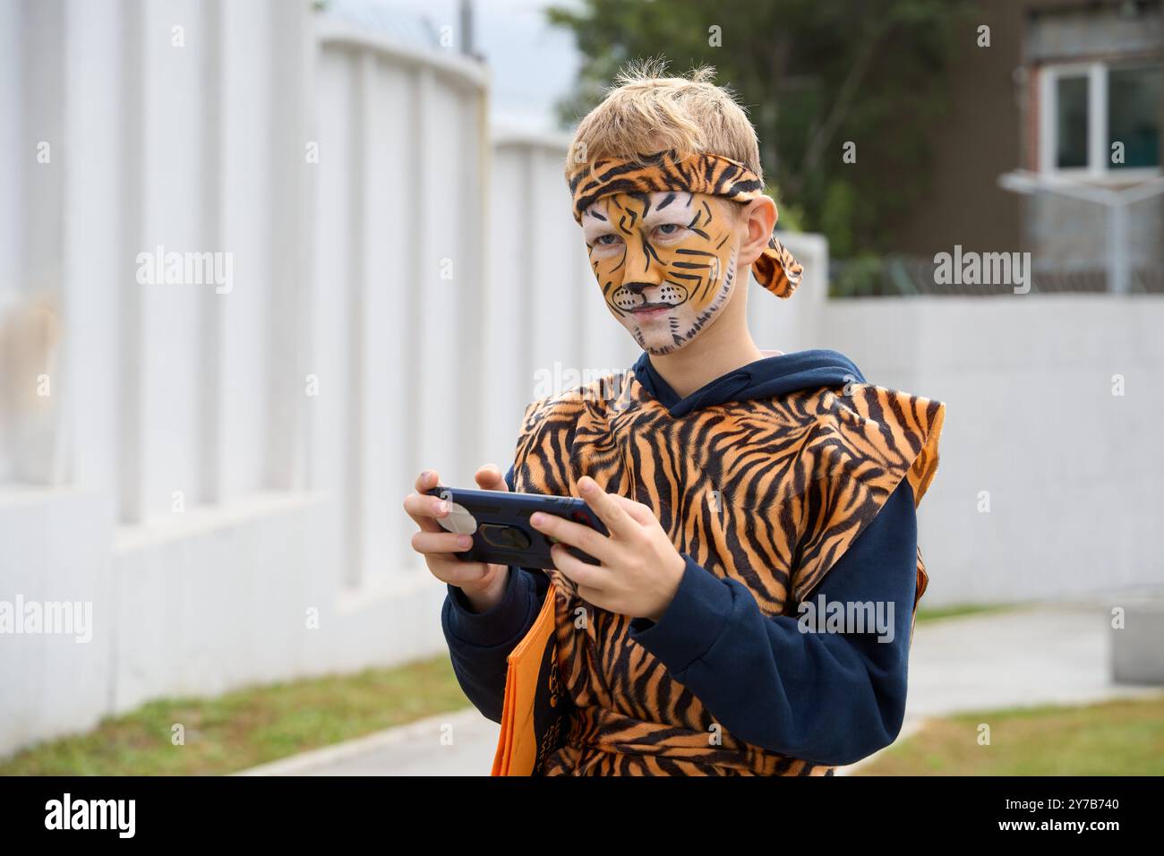 Wladiwostok, Russland. September 2024. Ein Teenager kleidet sich für die Veranstaltung „Tiger Day“ in Wladiwostok, Russland, 29. September 2024. Seit dem Jahr 2000 ist der letzte Sonntag im September der "Tigertag" in Russland. Am Sonntag veranstaltete die Stadt Wladiwostok eine Vielzahl von farbenfrohen Veranstaltungen, um das Bewusstsein für den Schutz von Tigern und anderen Wildtieren zu fördern. Guo Feizhou/Xinhua/Alamy Live News Stockfoto