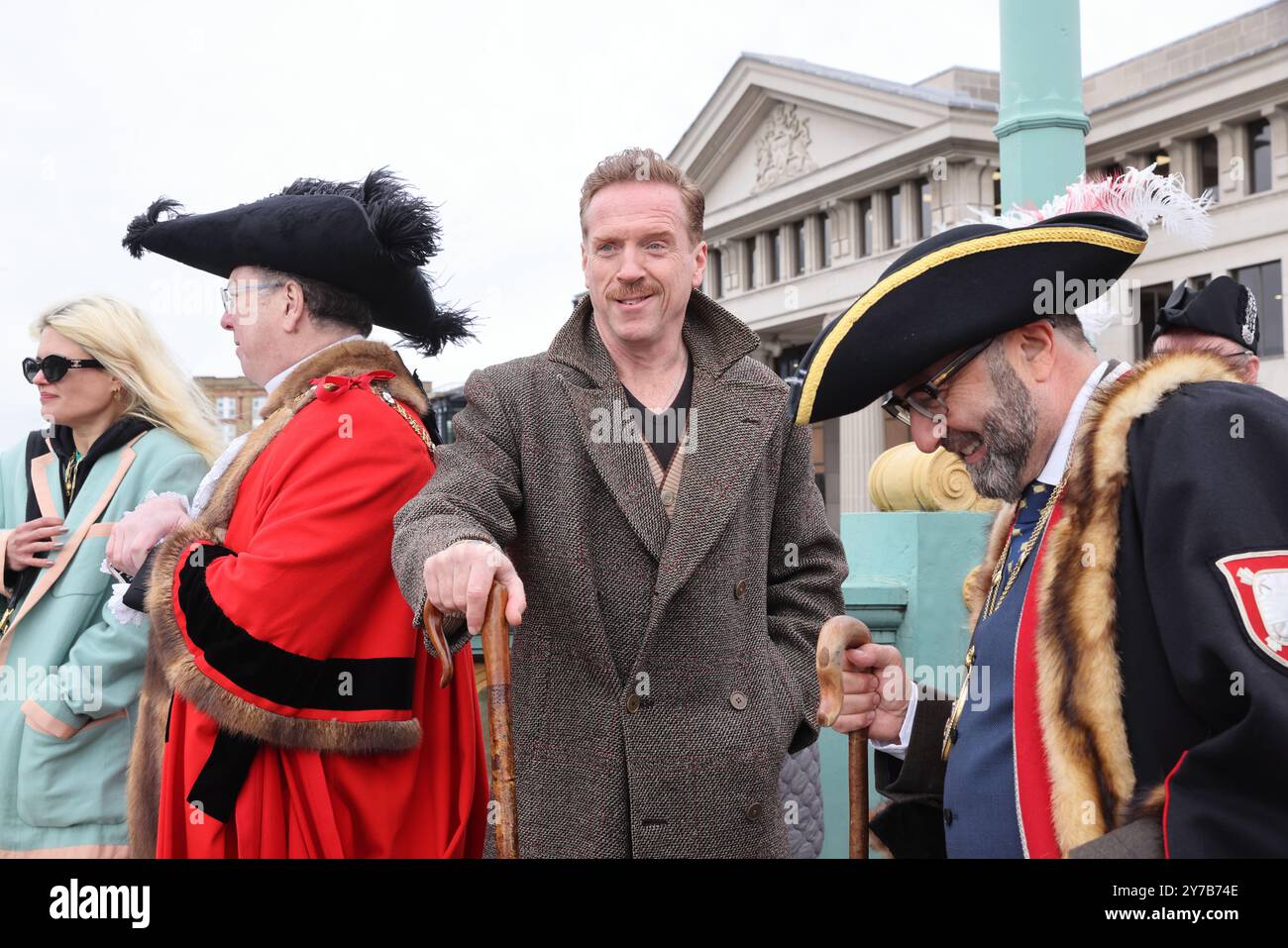 London, UK, 29. September 2024. Der Hollywood-Schauspieler Damian Lewis wurde für den Tag zum Möchtegern-Hirten, als er eine Schaf-Gruppe über die Southwark Bridge hütete. Die Schafe erhielten zuerst einen Segen und dann wurde Damian von Lord Mayor of London Michael Mainelli, Master Woolman Manny Cohen und Sheriffs of the City begleitet, als sie ihr historisches Recht aufnahmen, ihre Schafe gebührenfrei über die Themse zu fahren, während der großen Spendenaktion. Kredit : Monica Wells/Alamy Live News Stockfoto